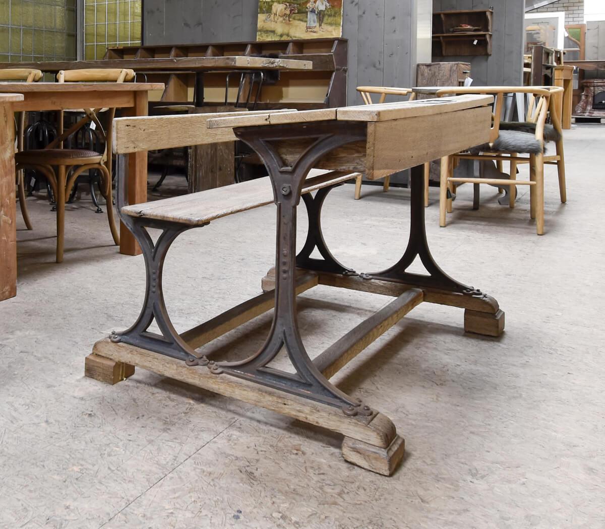 Beautiful school bench and table with cast iron frame from the 19th Century.
Recuperated out of France.