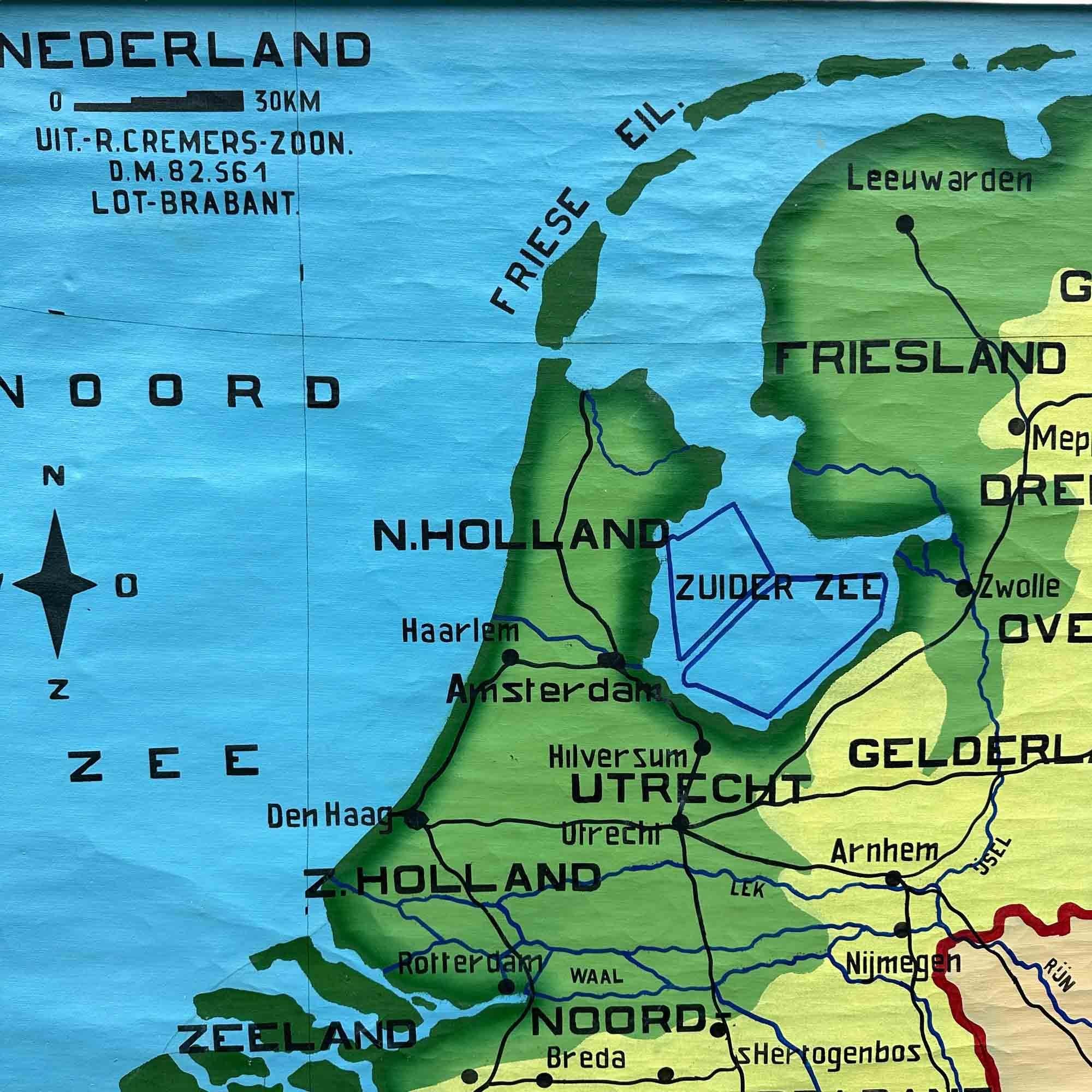 Eine schöne alte Schulkarte der Niederlande, auf Leinen gemalt. Die Karte zeigt die 3 verschiedenen Reliefs (niedrig, mittel, hoch) der Niederlande. Die schönen Farben geben dieser Schulkarte einen farbenfrohen Touch für Ihr Interieur. Der Text ist