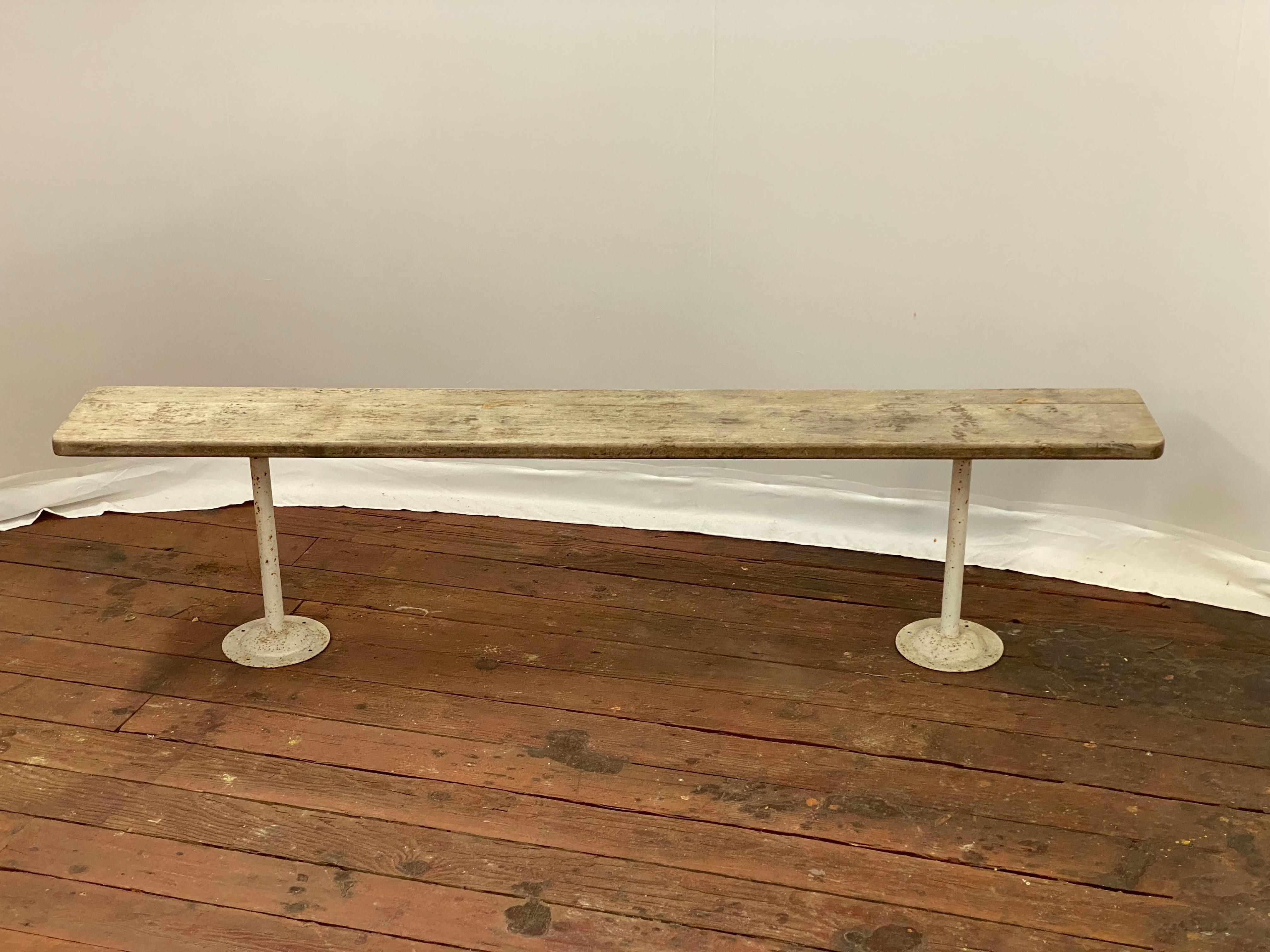 El banco del vestuario de la casa de la escuela es perfecto para el pasillo largo, el porche o el cuarto del barro. El banco perfecto para descalzarse. Las dos bases pueden atornillarse al suelo para mayor estabilidad. Alrededor de 1950. Buen estado