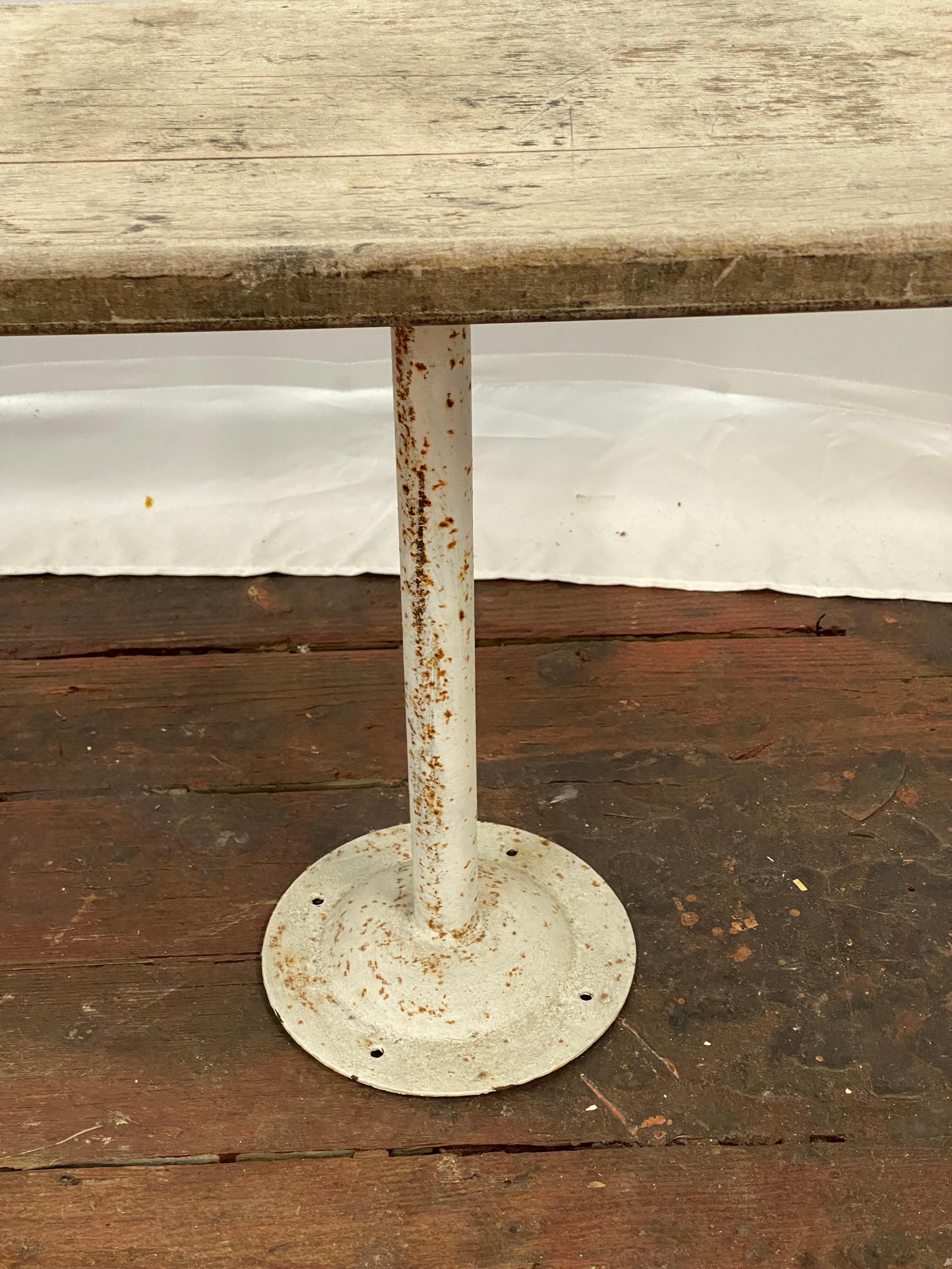 Banco de vestuario de hierro y madera para la escuela en Bueno estado para la venta en Garnerville, NY