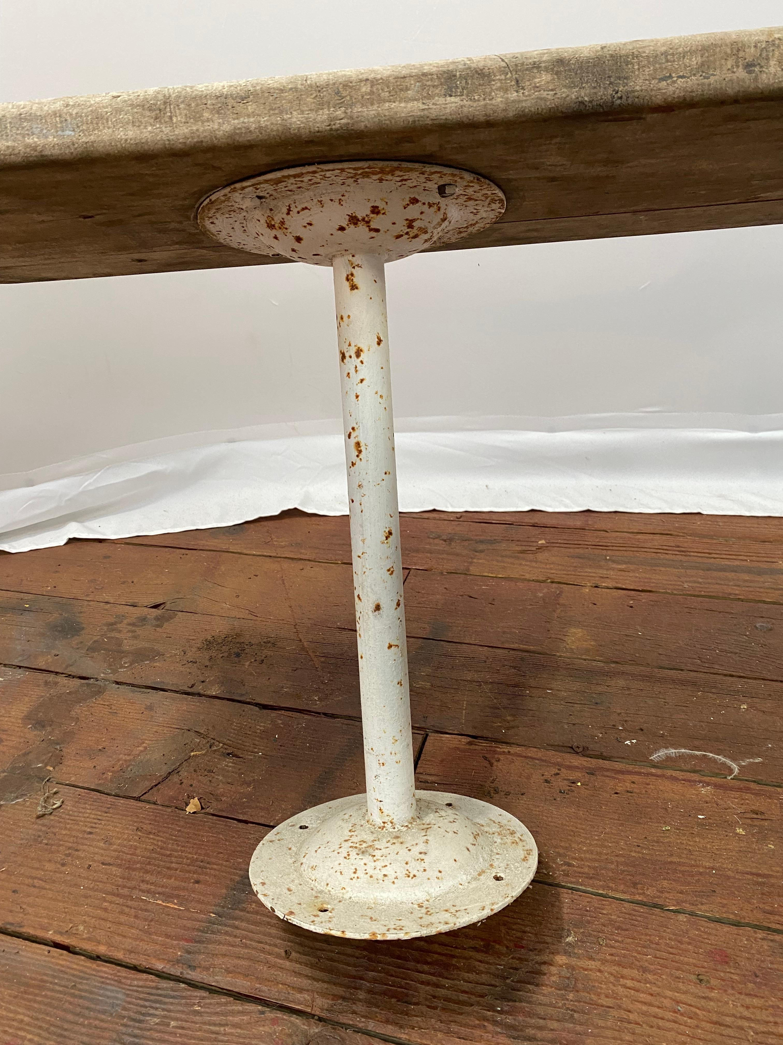 Banco de vestuario de hierro y madera para la escuela siglo XX en venta