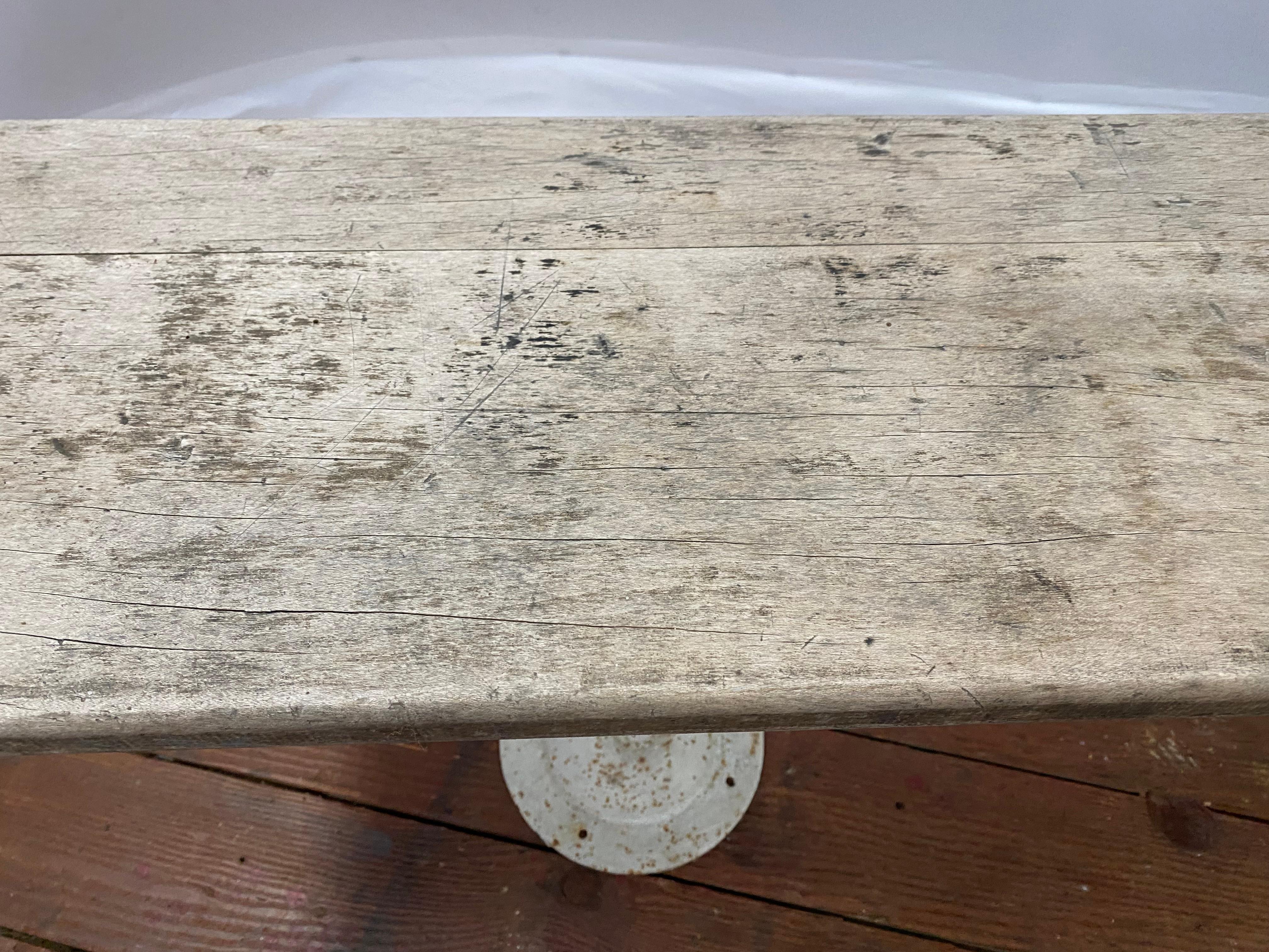 Banco de vestuario de hierro y madera para la escuela en venta 1