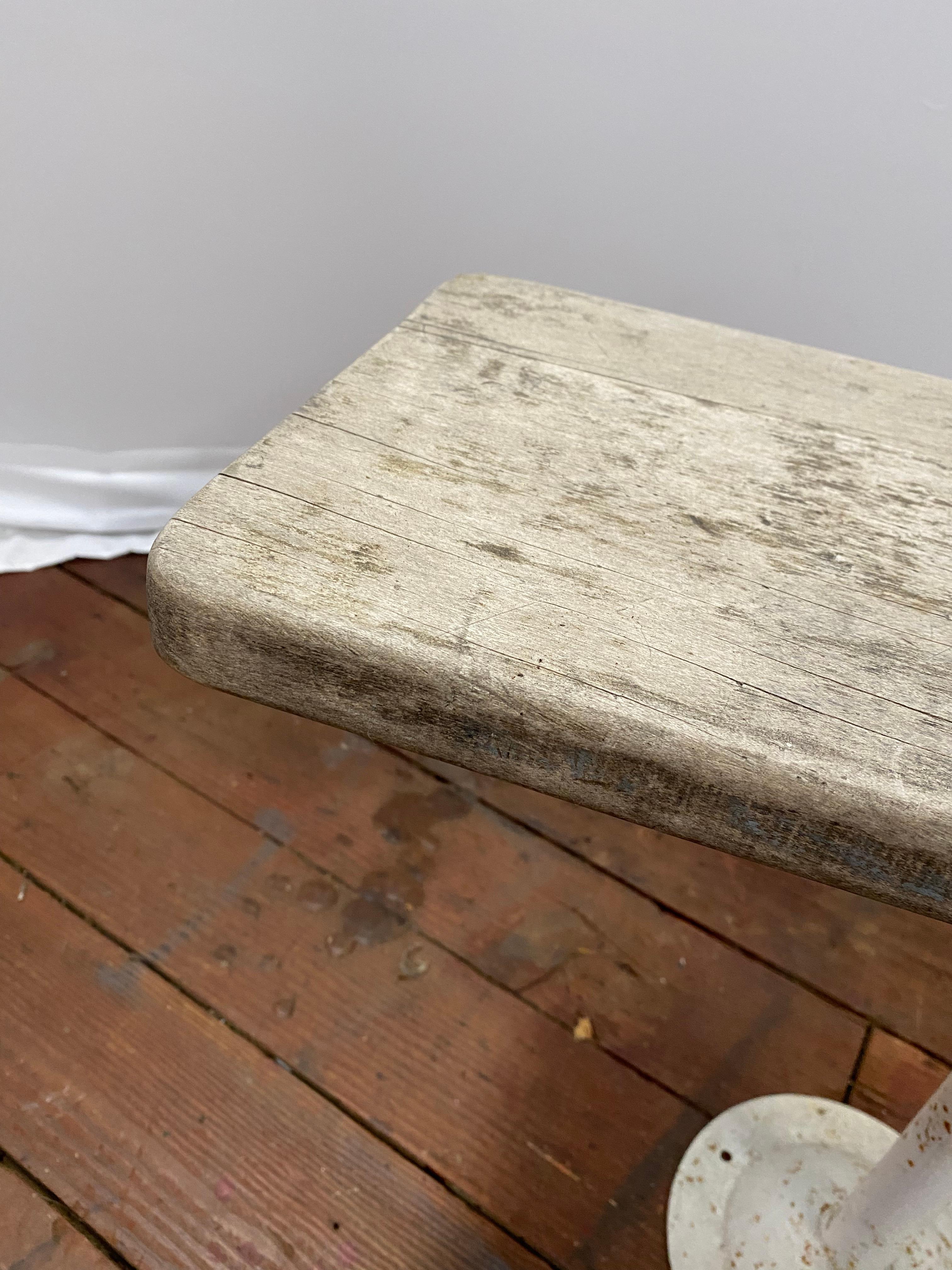 Banco de vestuario de hierro y madera para la escuela en venta 2