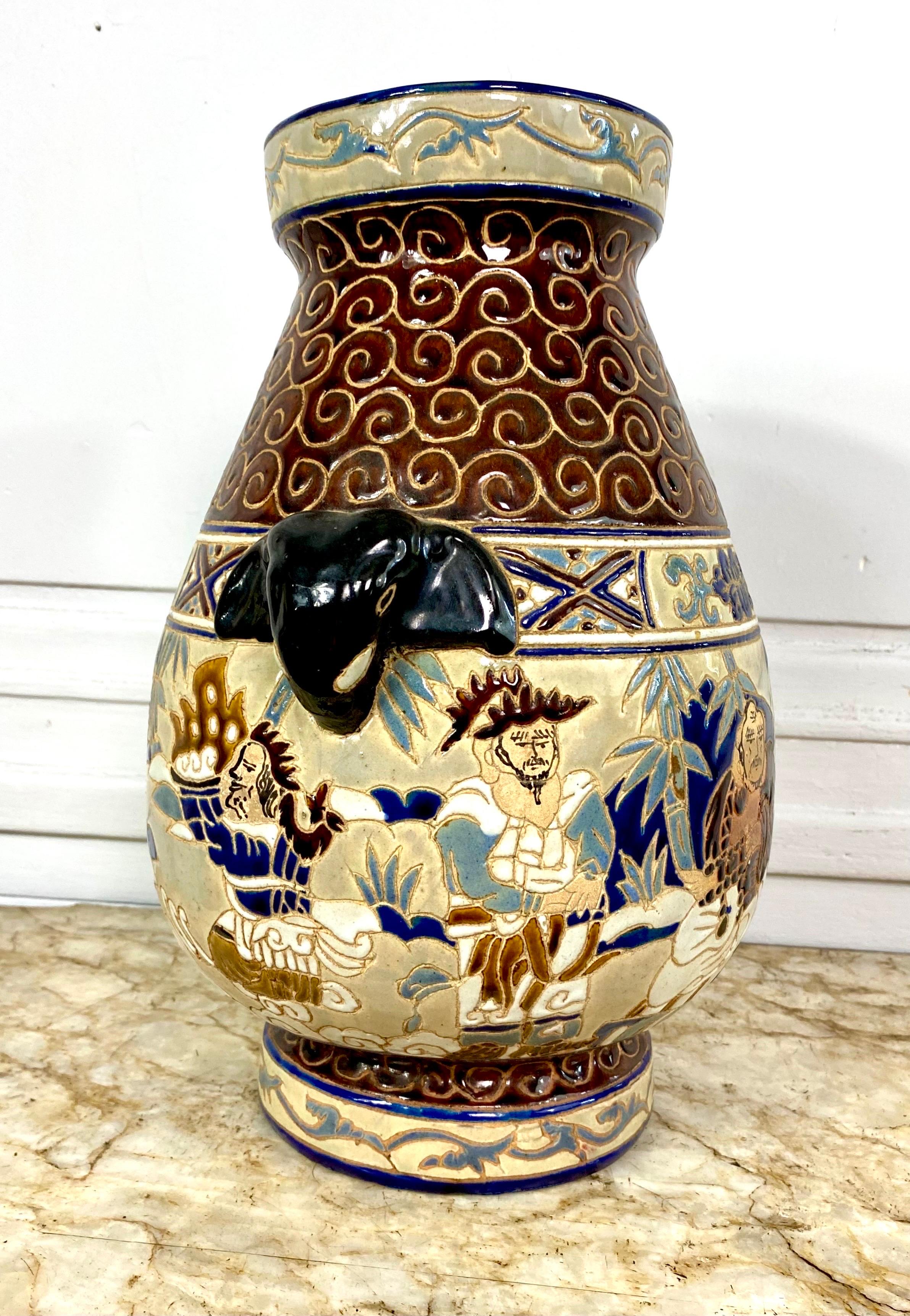 Chinoiseries Vase en céramique émaillée École de Bien-Hoa Decors De Sages, vers 1930 en vente