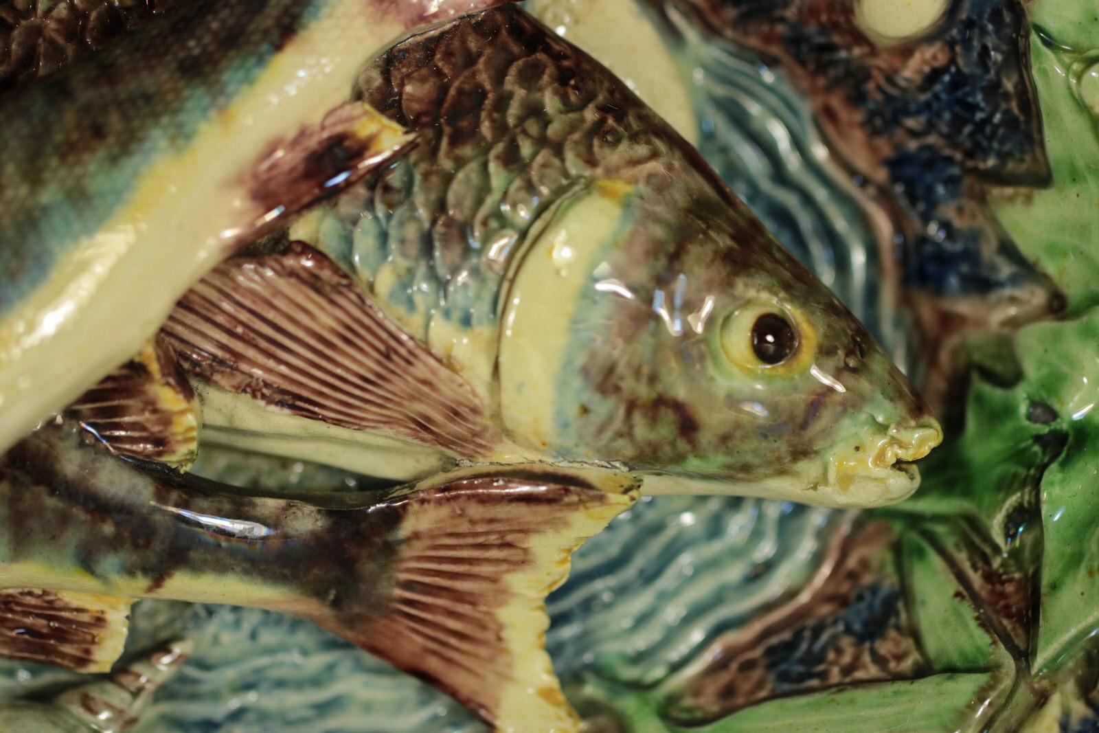 Plato de peces y reptiles de mayólica de la Escuela de París Palissy Loza de barro en venta