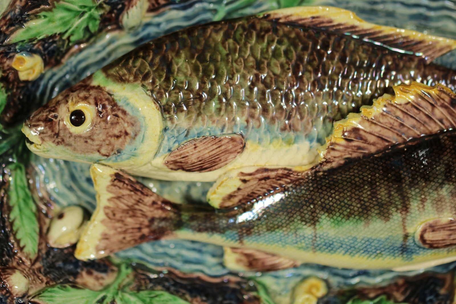 Victorien Assiette à poisson Palissy en majolique de l'École de Paris en vente