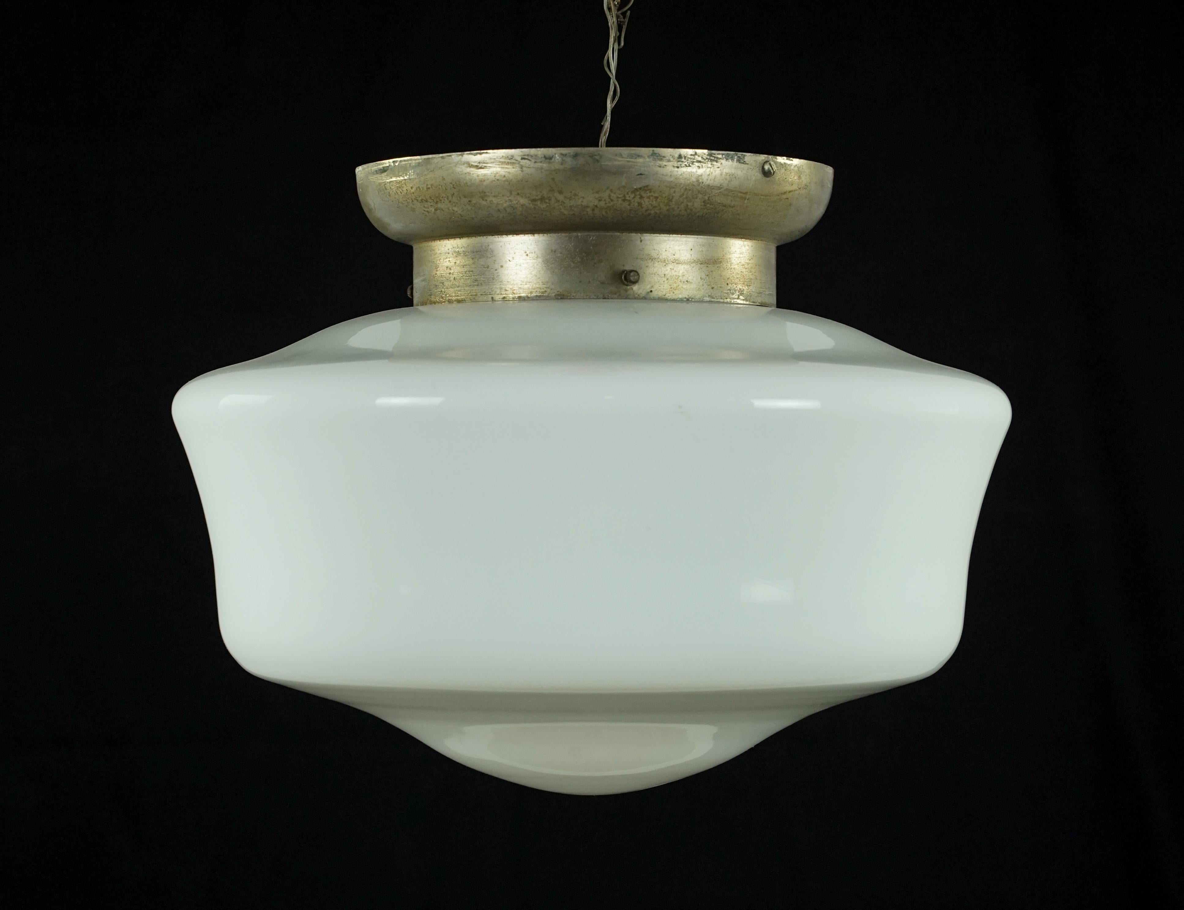 Américain Schoolhouse verre au lait acier blanc Lights encastrée dans le sol en vente