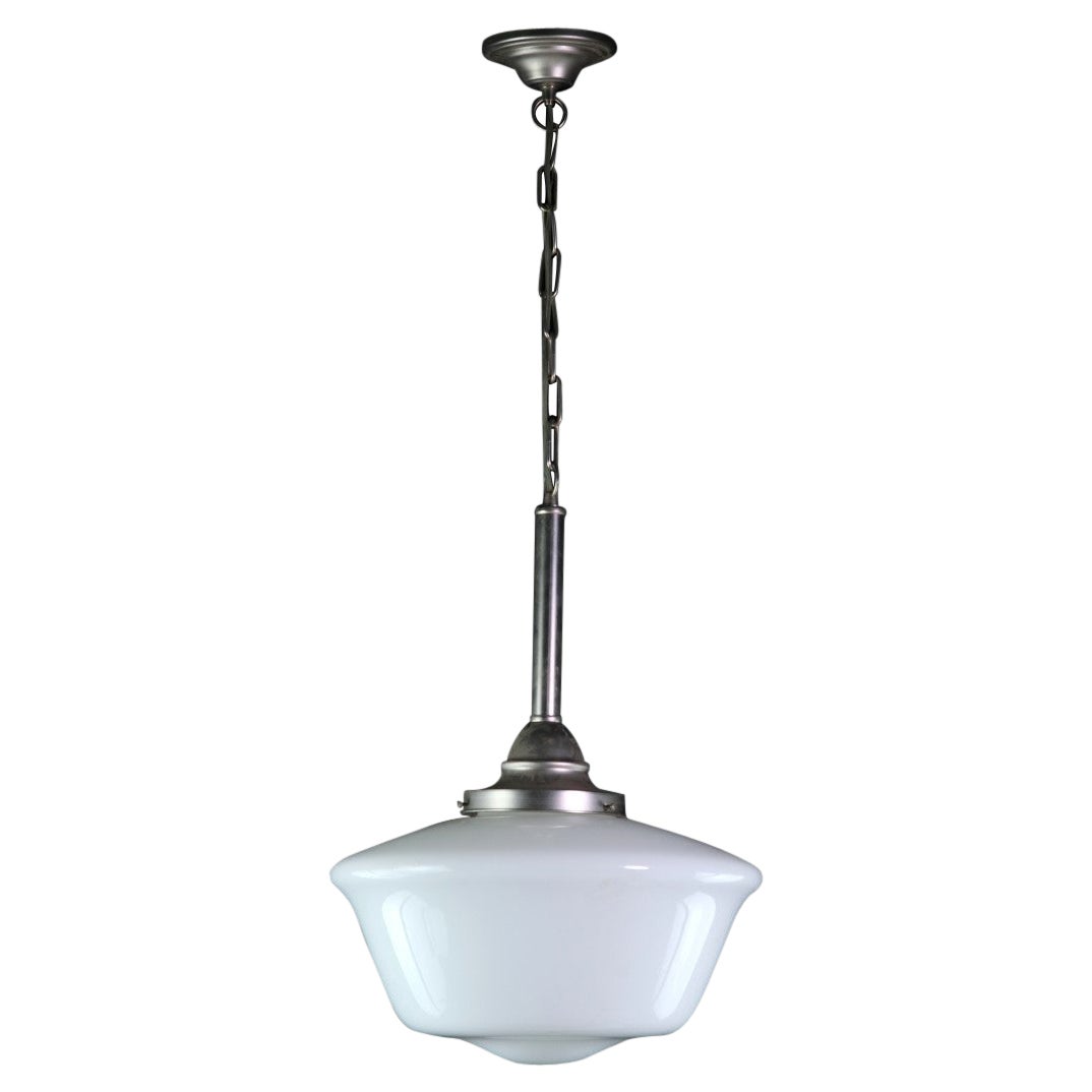 Lampe à suspension Schoolhouse avec abat-jour en verre opalin et quincaillerie en acier brossé