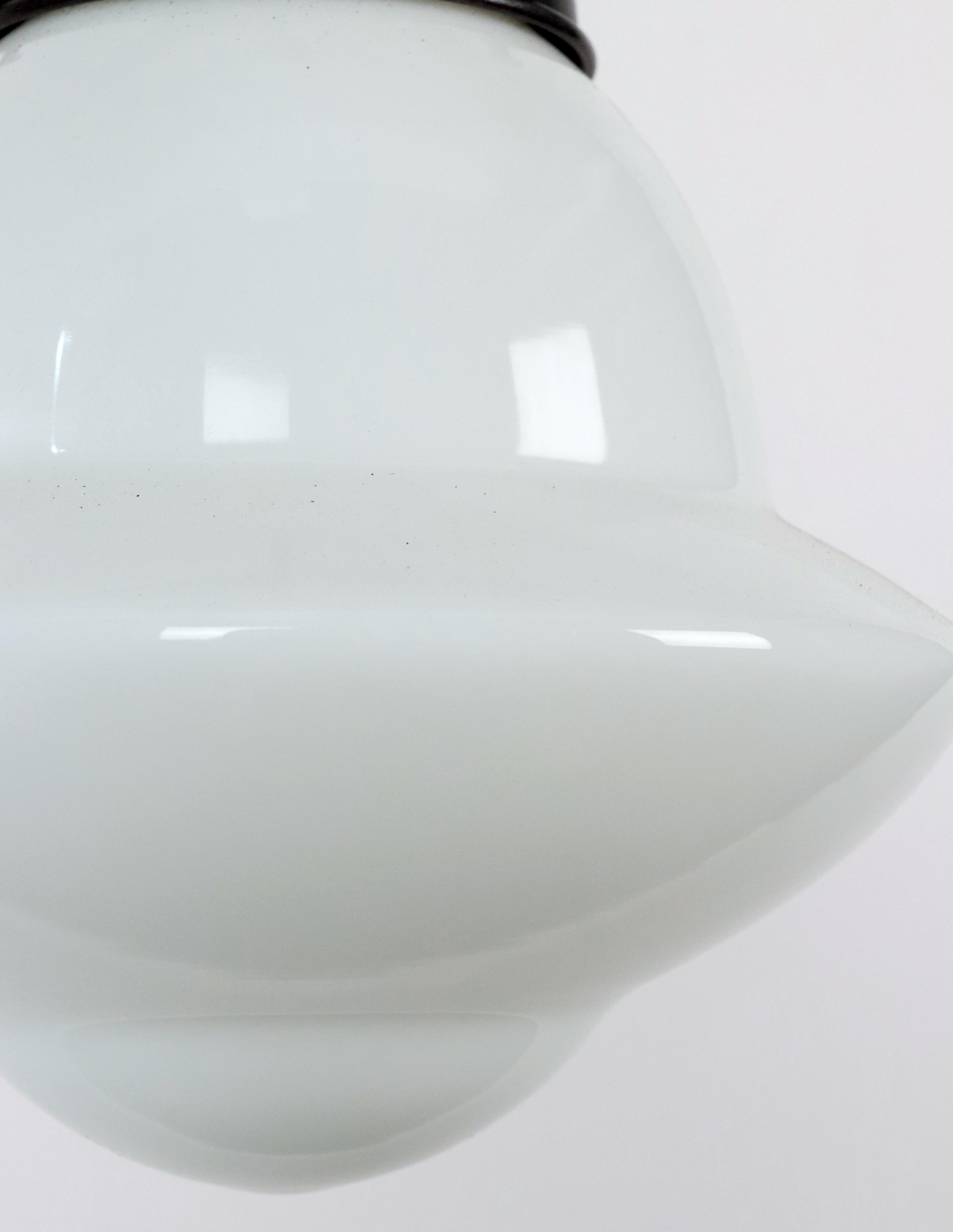 Lampada a sospensione a filo nero in vetro bianco latte Schoolhouse in vendita 4