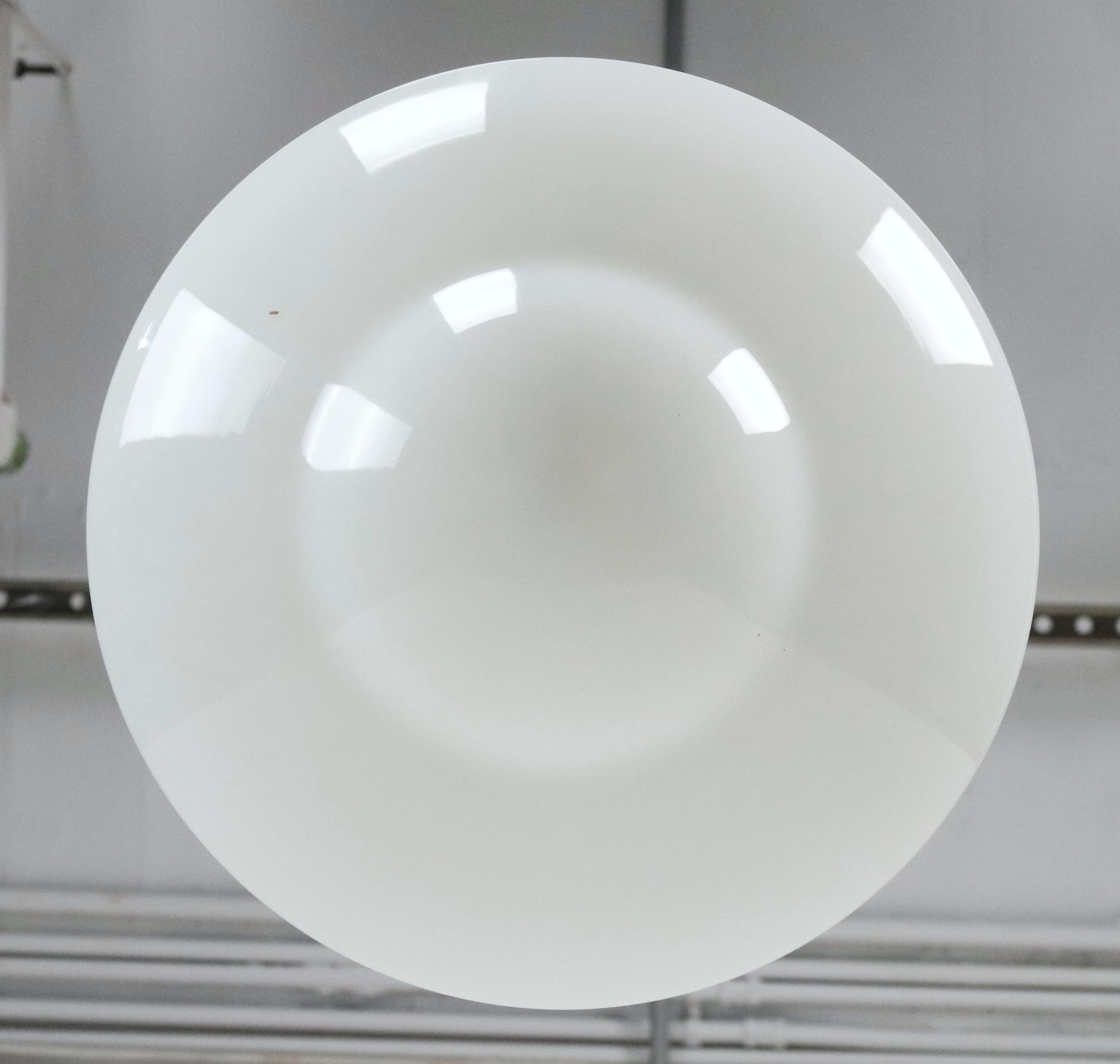 Lampada a sospensione a filo nero in vetro bianco latte Schoolhouse in vendita 5