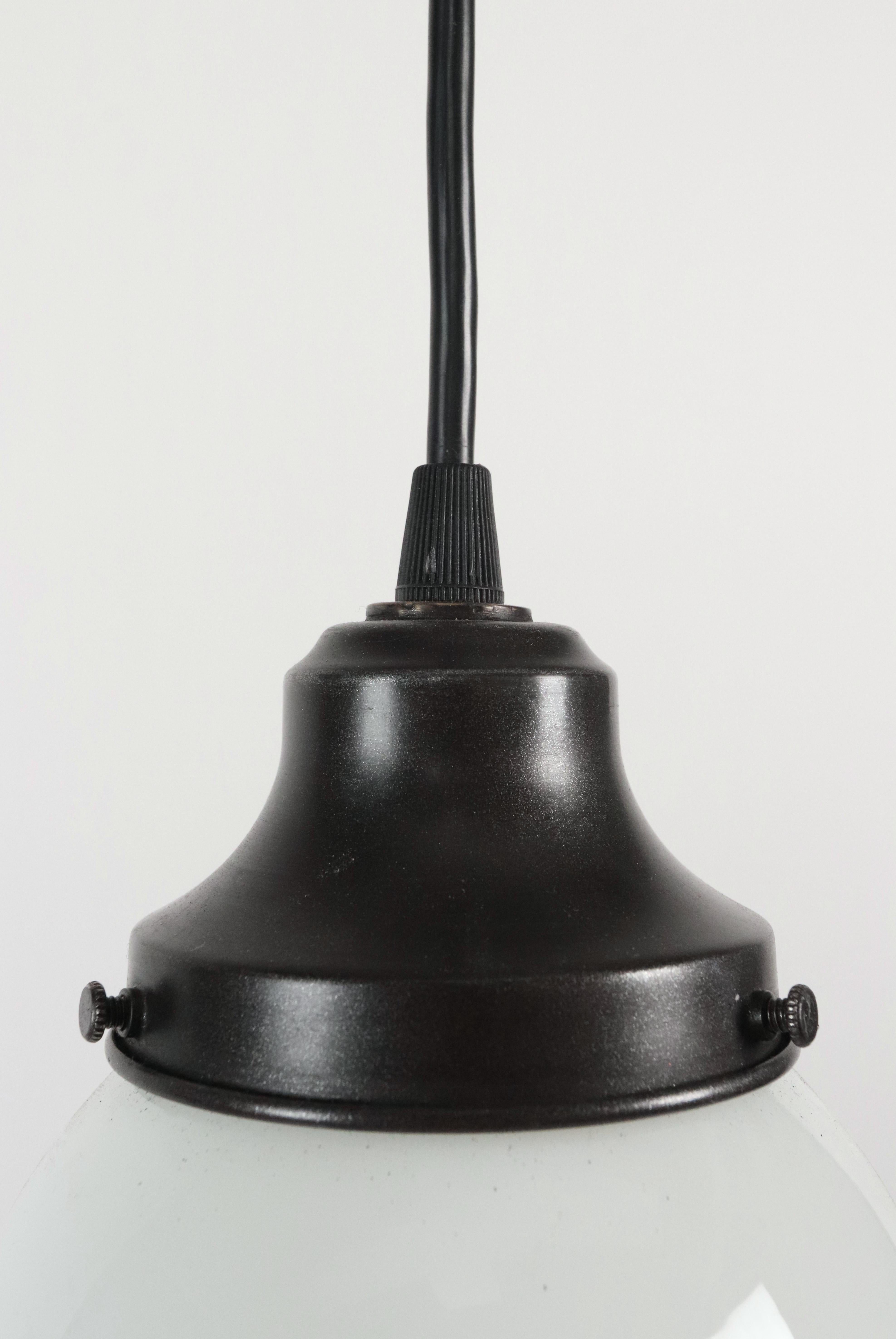 Lampada a sospensione a filo nero in vetro bianco latte Schoolhouse in vendita 6