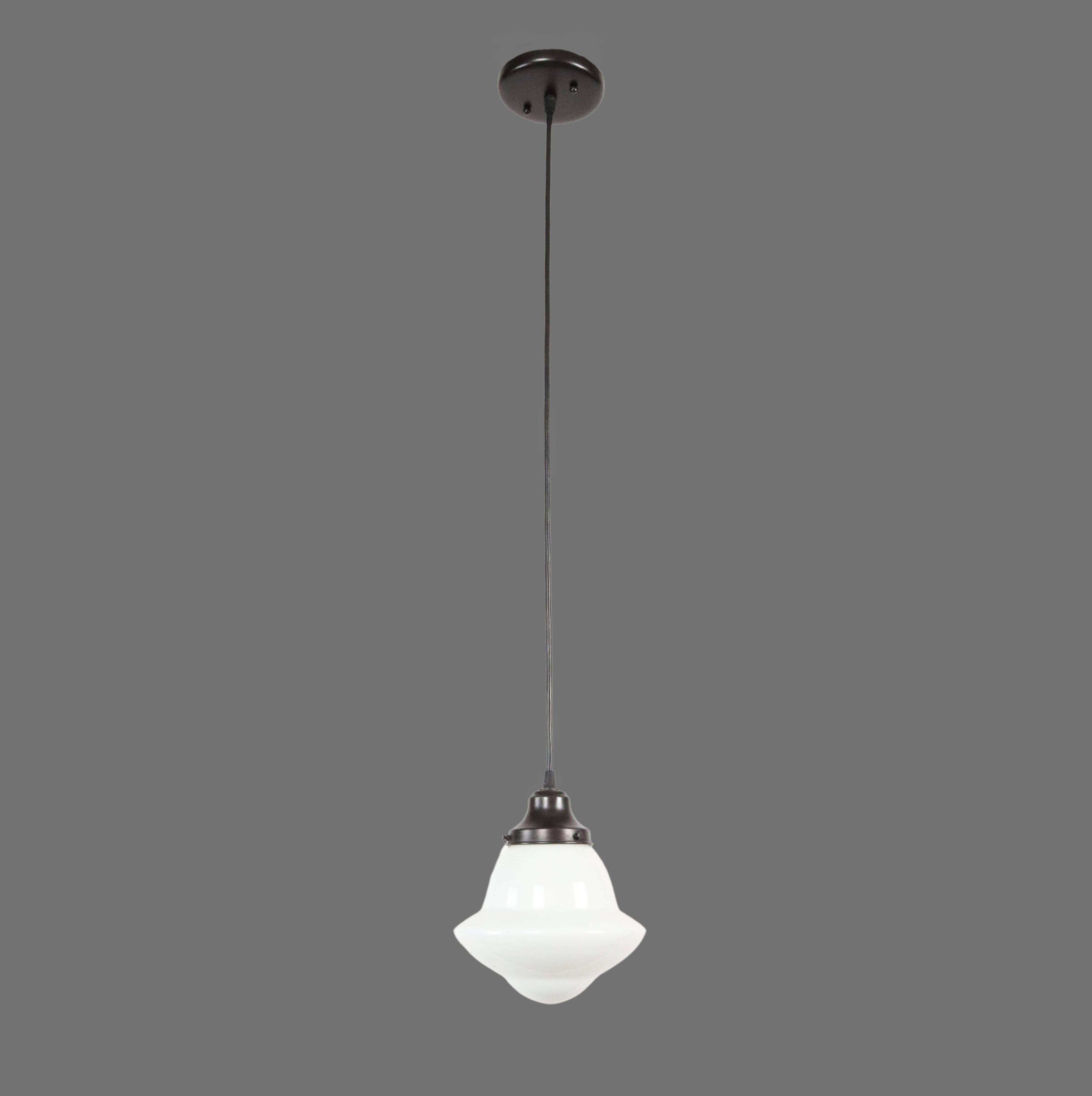Lampada a sospensione in stile Schoolhouse degli anni '20, composta da un antico globo di vetro al latte e da un adattatore in filo nero di nuova fabbricazione. Richiede una lampadina standard di tipo Edison a base media. Buone condizioni. Questa