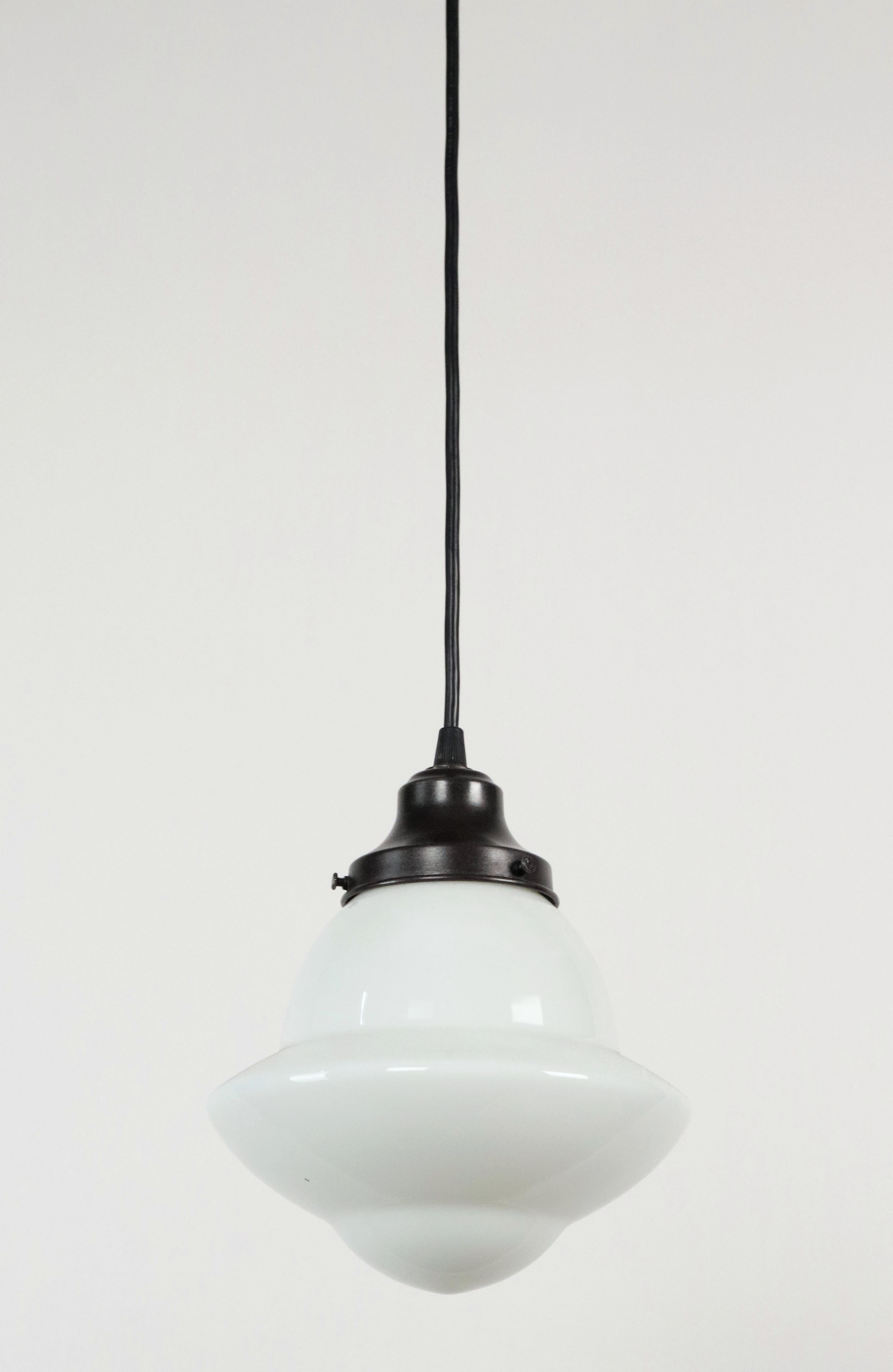 Lampada a sospensione a filo nero in vetro bianco latte Schoolhouse In condizioni buone in vendita a New York, NY