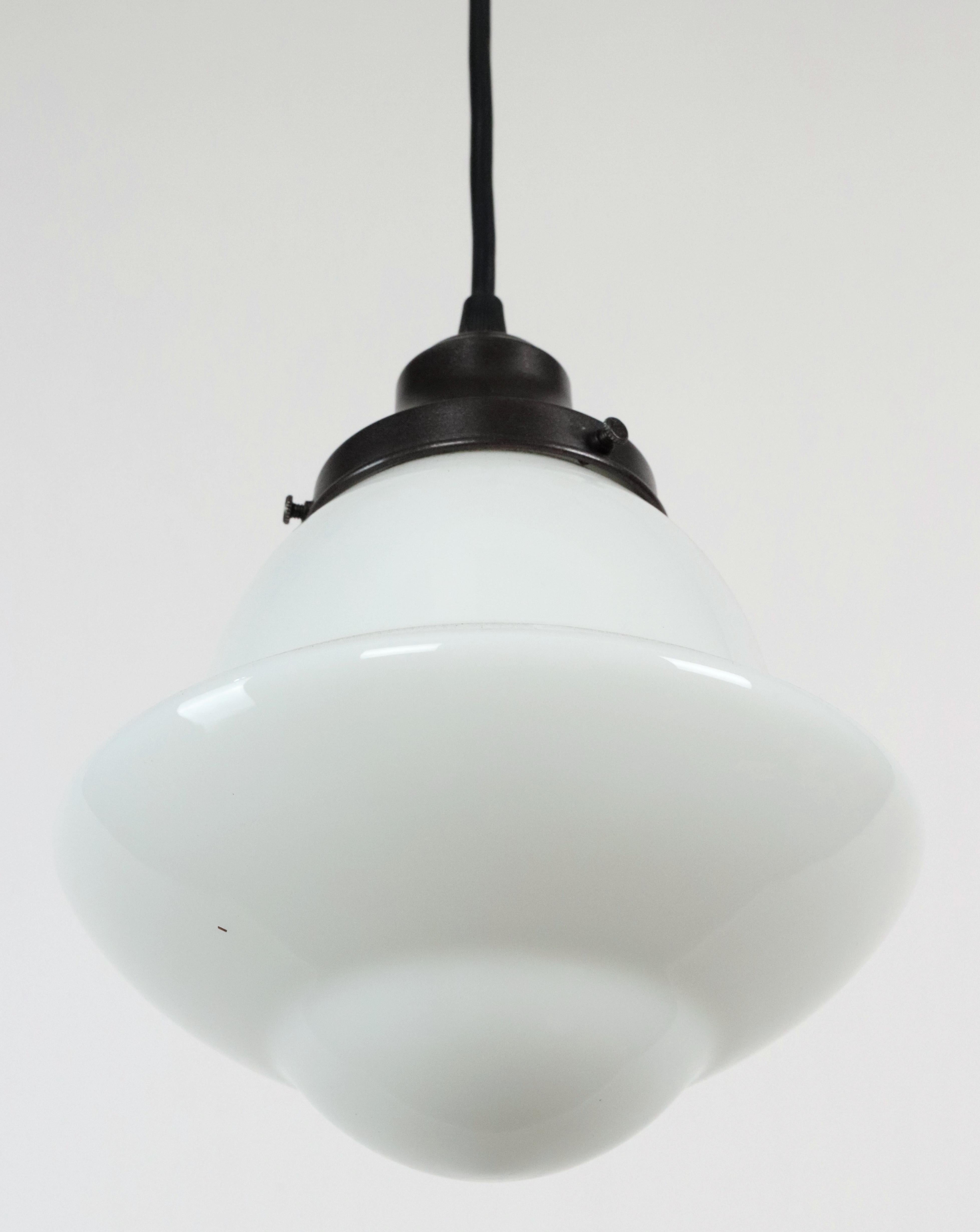 Ottone Lampada a sospensione a filo nero in vetro bianco latte Schoolhouse in vendita