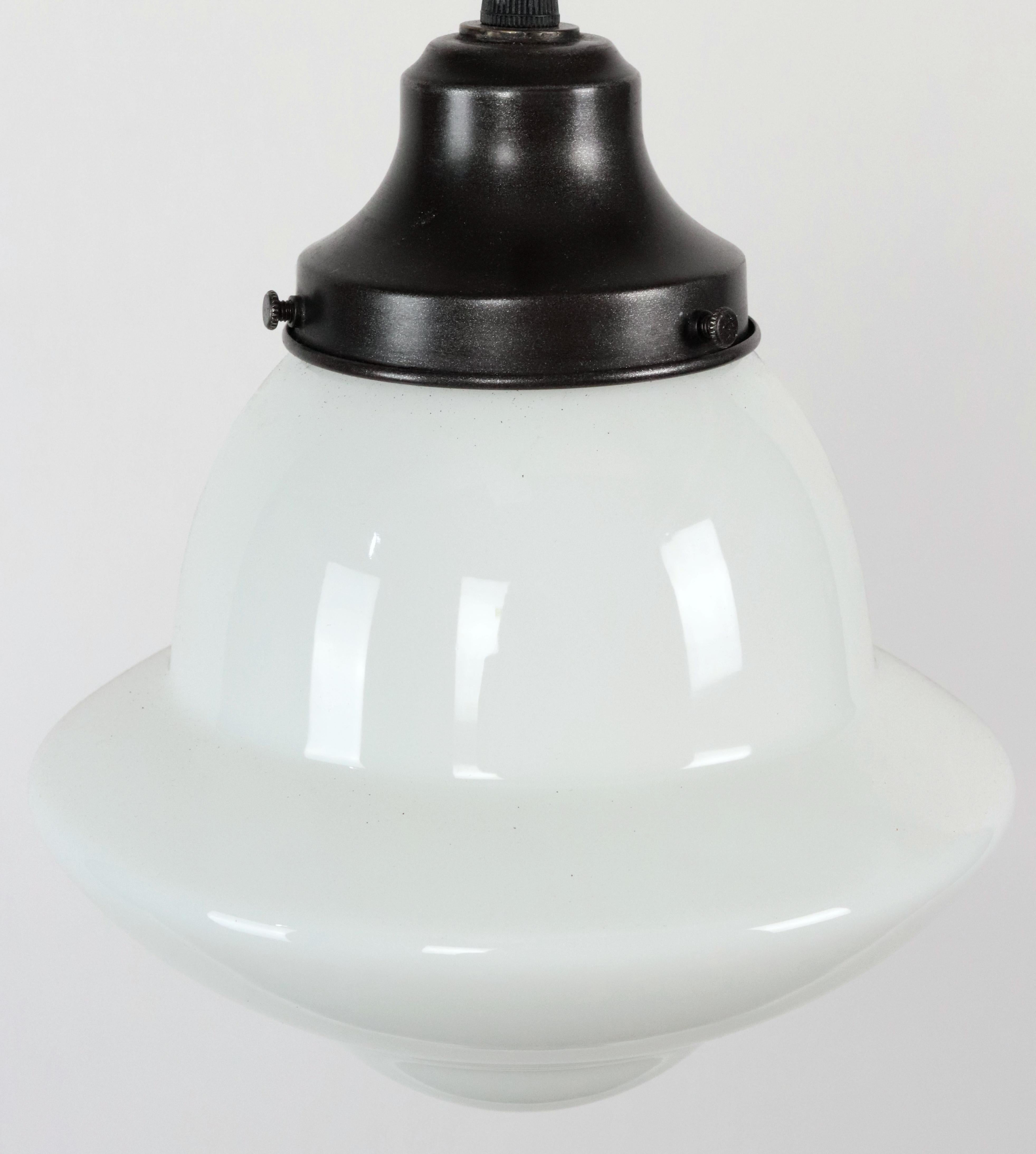 Lampada a sospensione a filo nero in vetro bianco latte Schoolhouse in vendita 2