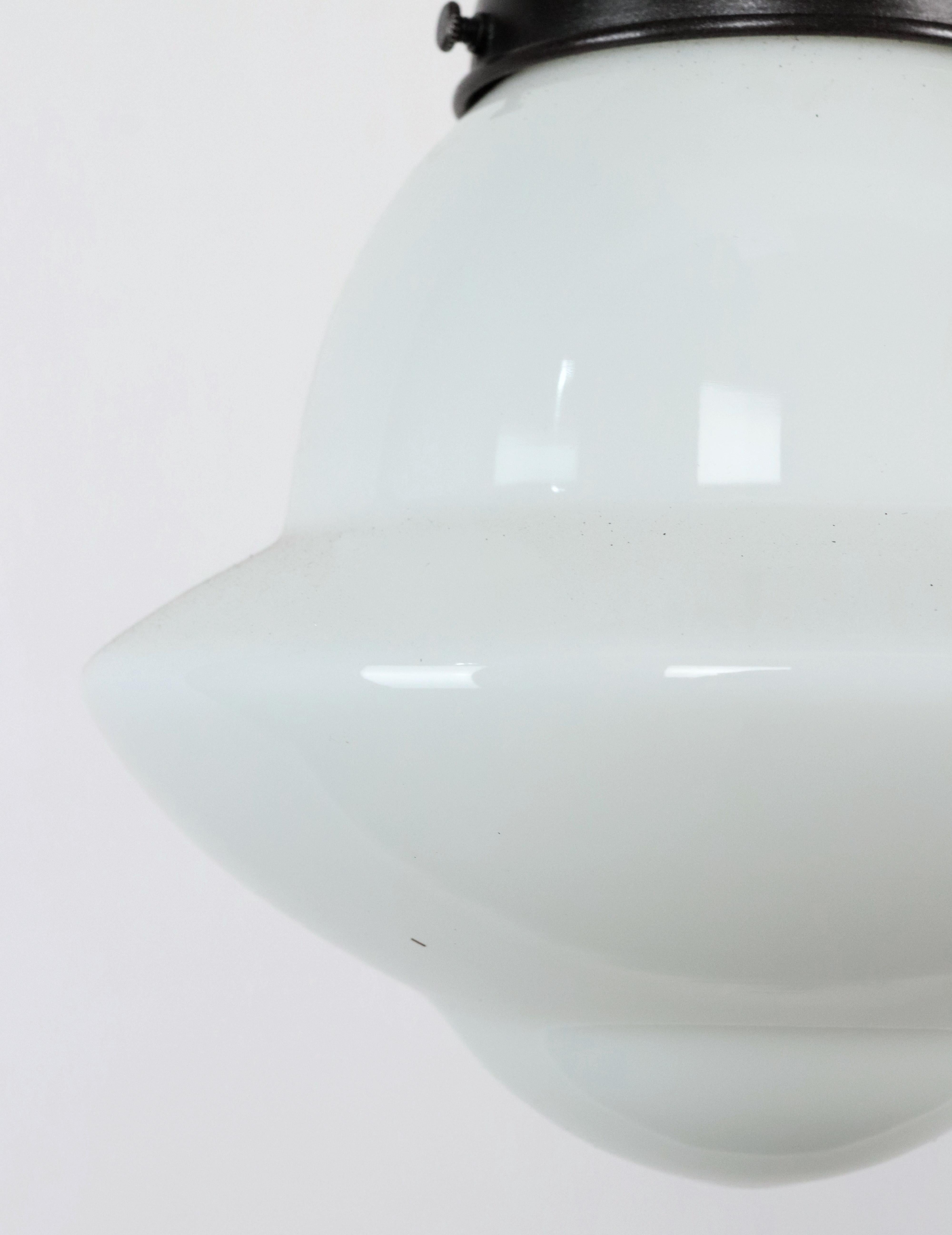 Lampada a sospensione a filo nero in vetro bianco latte Schoolhouse in vendita 3