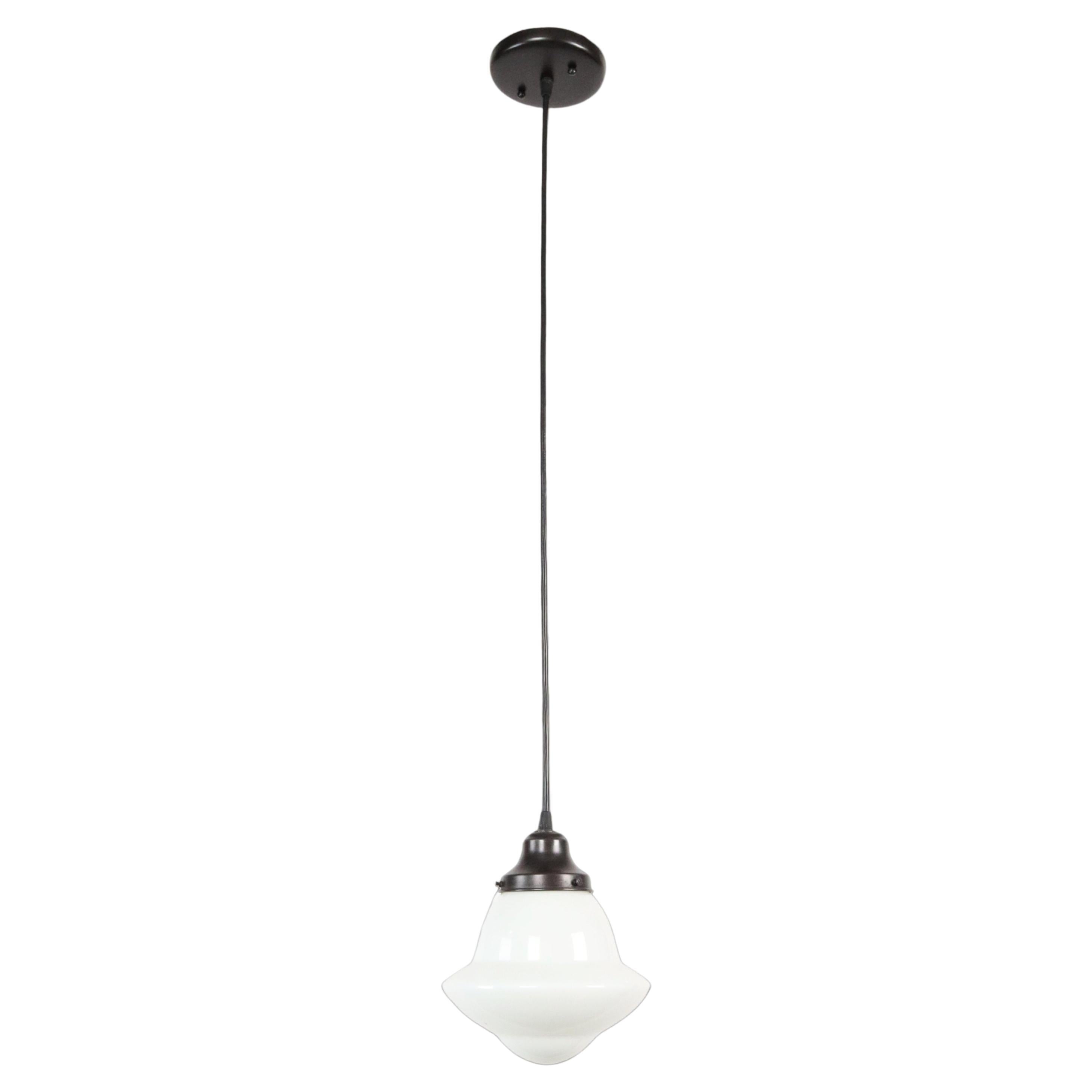 Lampada a sospensione a filo nero in vetro bianco latte Schoolhouse