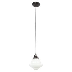 Lampada a sospensione a filo nero in vetro bianco latte Schoolhouse