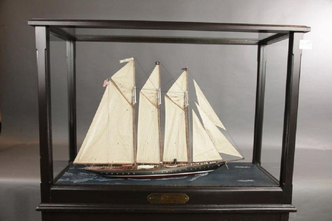 Voilier Schooner Yacht Atlantic Diorama Bon état - En vente à Norwell, MA