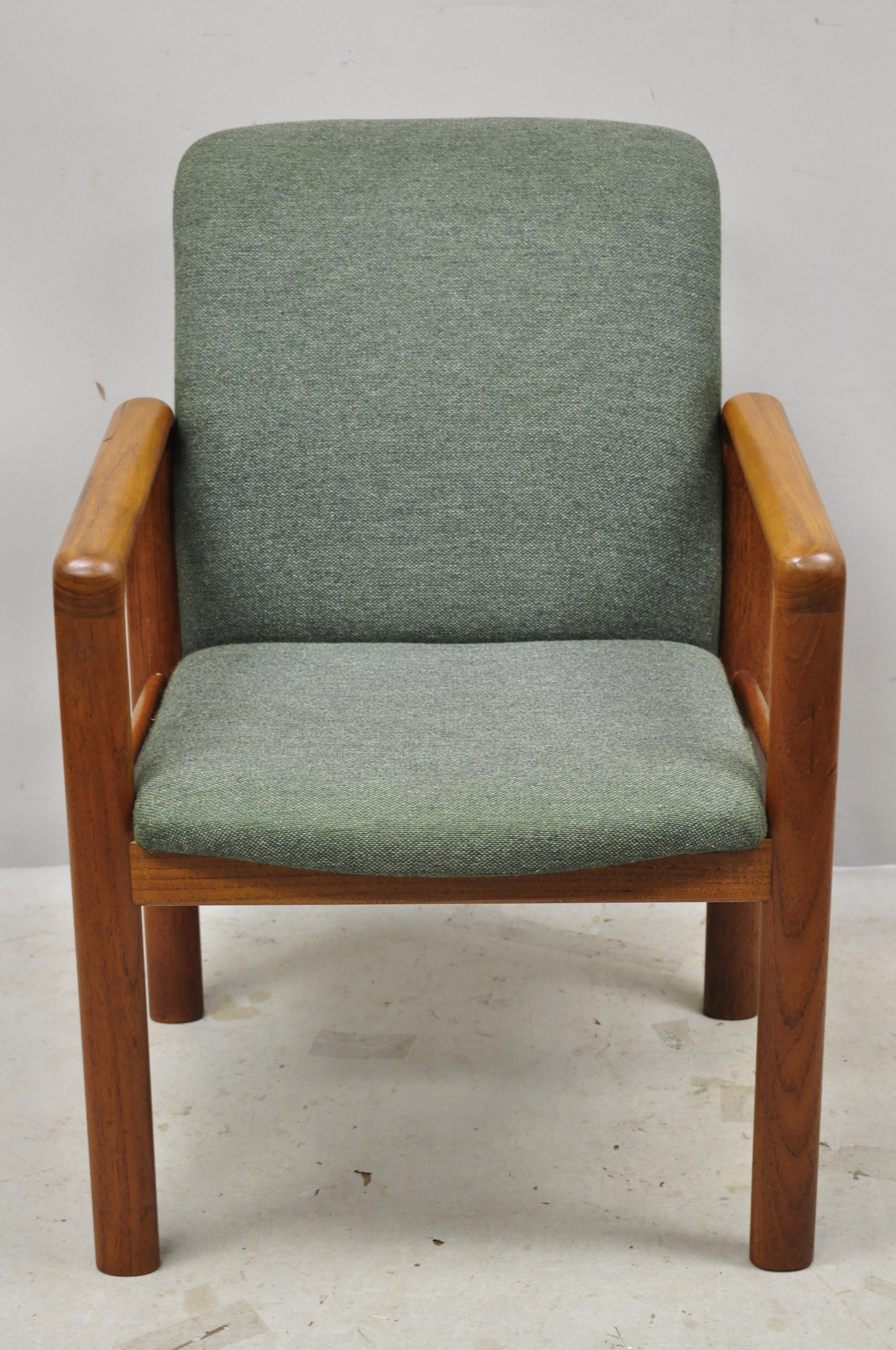 Fauteuil club en teck de Schou Andersen Møbelfabrik avec étiquette. L'article se caractérise par un cadre en bois massif, un beau grain de bois, une étiquette d'origine, des lignes modernistes épurées, un artisanat danois de qualité, un style et une