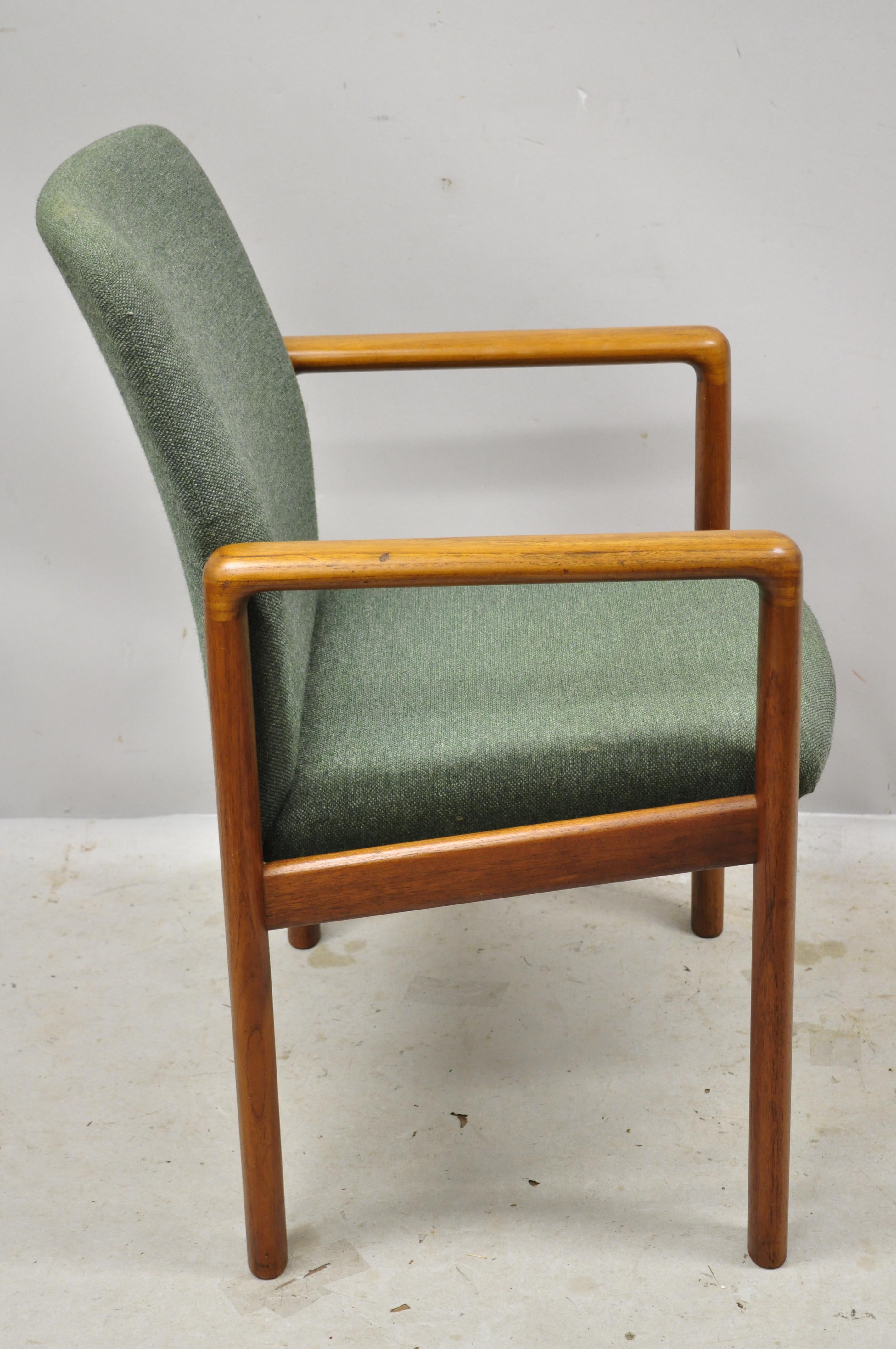 Fauteuil club en bois de teck Schou Andersen Mbelfabrik avec étiquette Bon état à Philadelphia, PA