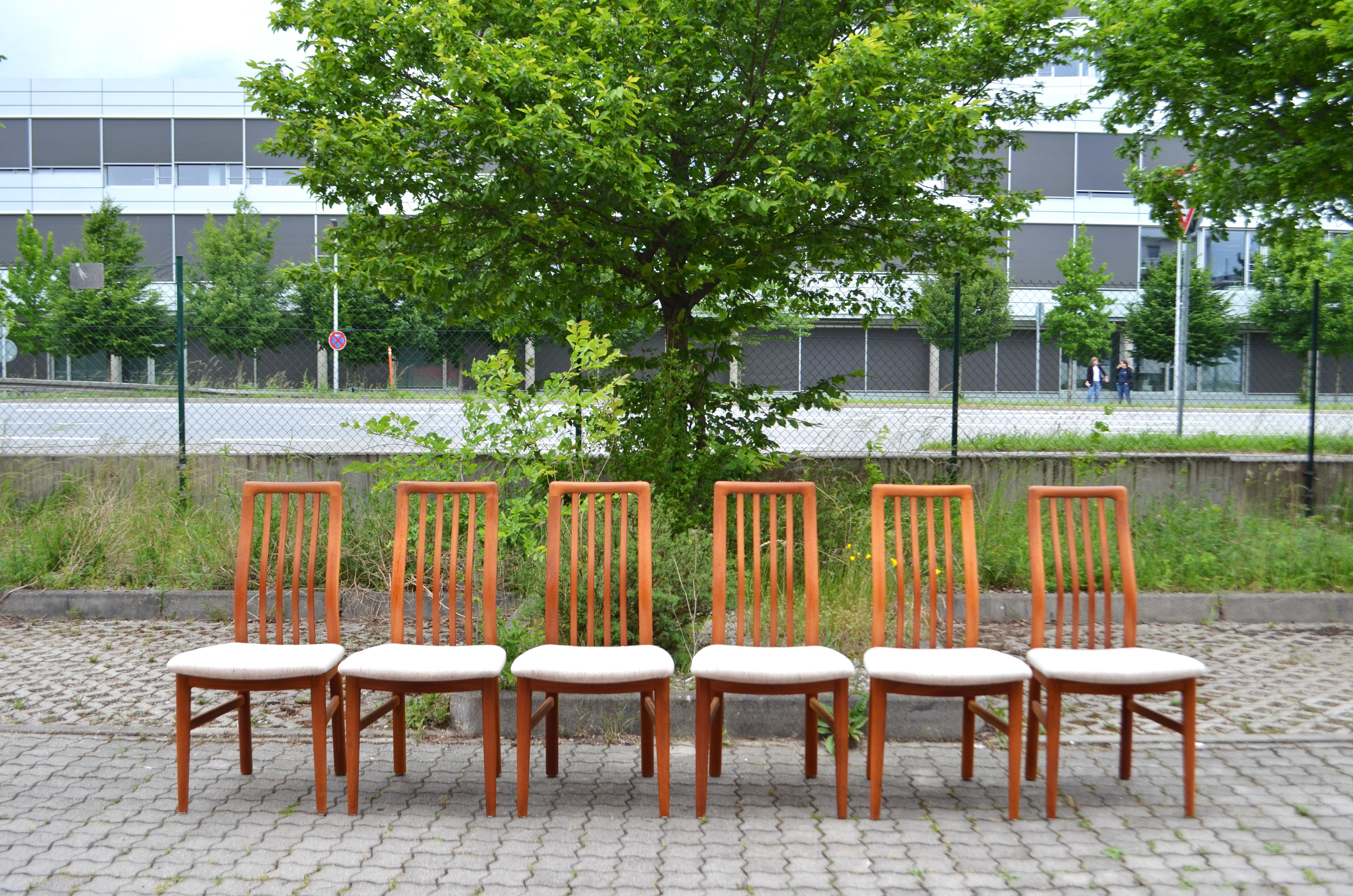 A great Danish Modern dining set.
These Danish Modern highback chairs were designed by Kai Kristiansen Modell 170 for Schou Andersen Moebelfabrik.
The backrest is thin and beautiful curved and highly comfortable.
Solid teak wood and bright ecru