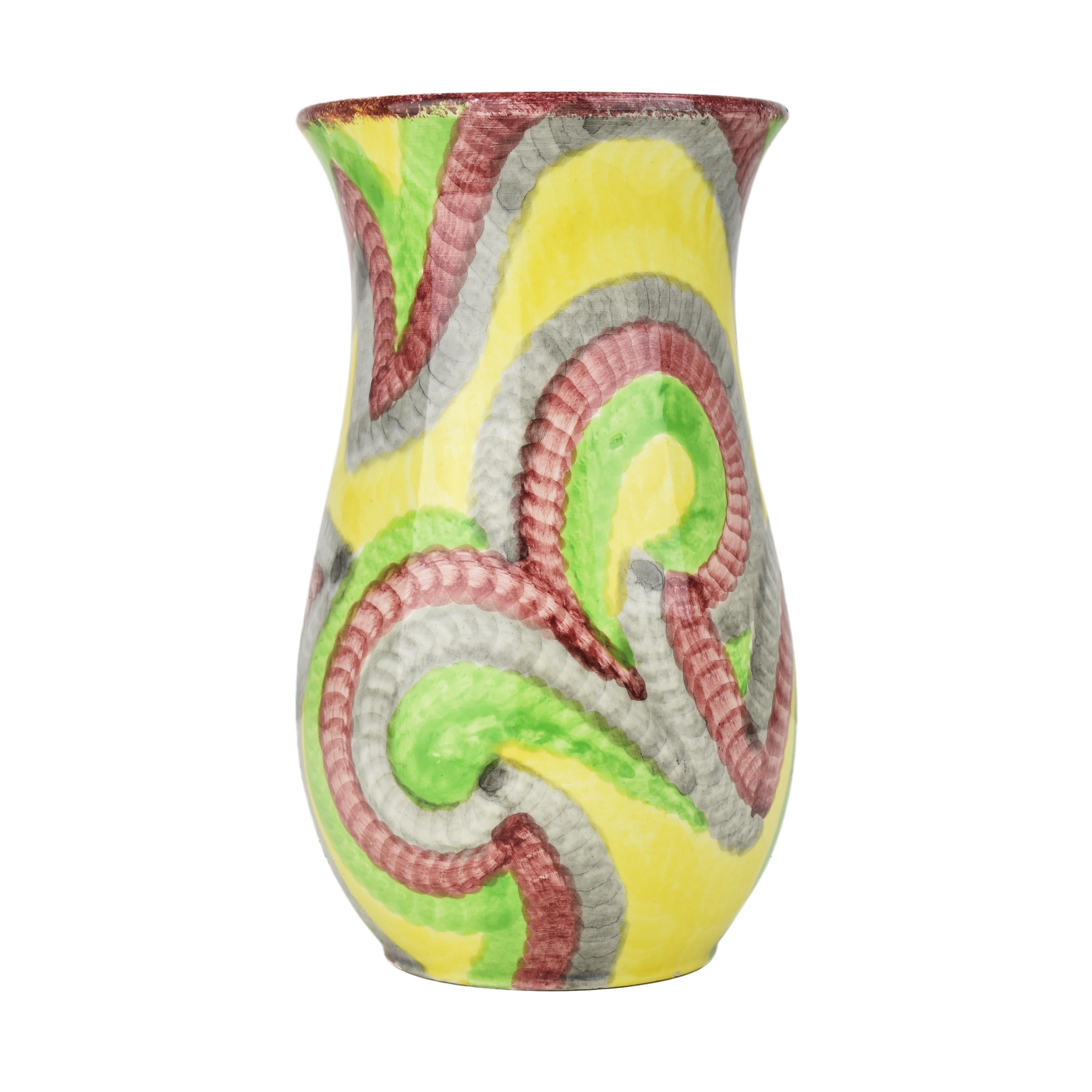 Die Schramberger Eva Zeisel Gobelin Art Deco Bauhaus Vase ist ein einzigartiges und sehr begehrtes Stück Keramikkunst. Diese Vase wurde im frühen 20. Jahrhundert während der Art-Déco-Periode geschaffen, die durch kühne geometrische Formen,