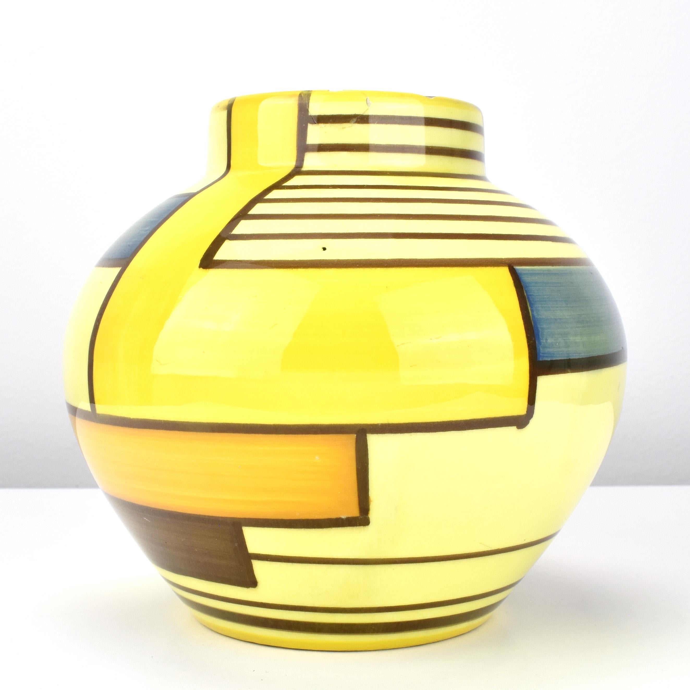 Diese Schramberg Eva Zeisel Mondrian Muster Art Deco Bauhaus Vase ist ein seltenes und sehr sammelwürdiges Stück Keramikkunst. Diese Vase wurde im frühen 20. Jahrhundert während der Art-Déco-Periode geschaffen, die durch kühne geometrische Formen,