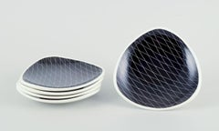Schramberg, Germania. Cinque piccoli piatti "Mignon" in maiolica. Motivo geometrico.