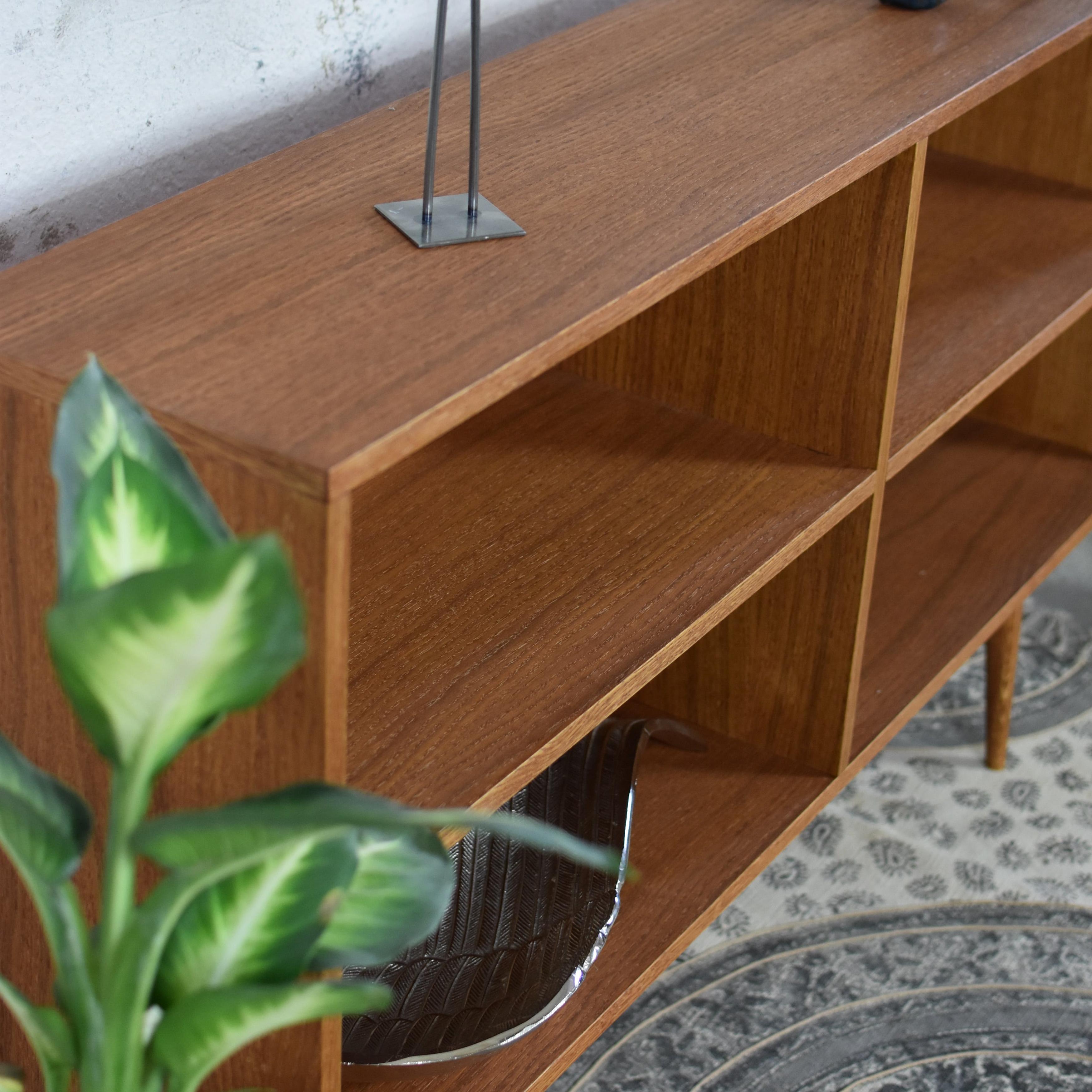 Armario grande abierto Schrank Classy Mid de Pastform
Dimensiones: P 30 x An 140 x Al 89 cm.
Materiales: Madera teñida y barnizada.

Disponible en distintos acabados de color de madera: Whisky, Ron, BPA, Nobel, Brandy, Schwarz, Natura, Miel, Marrón
