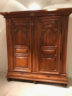 Schrank, Nussbaum massiv, Rückwand in Obstholz, Frankreich, E. 18. Jh.