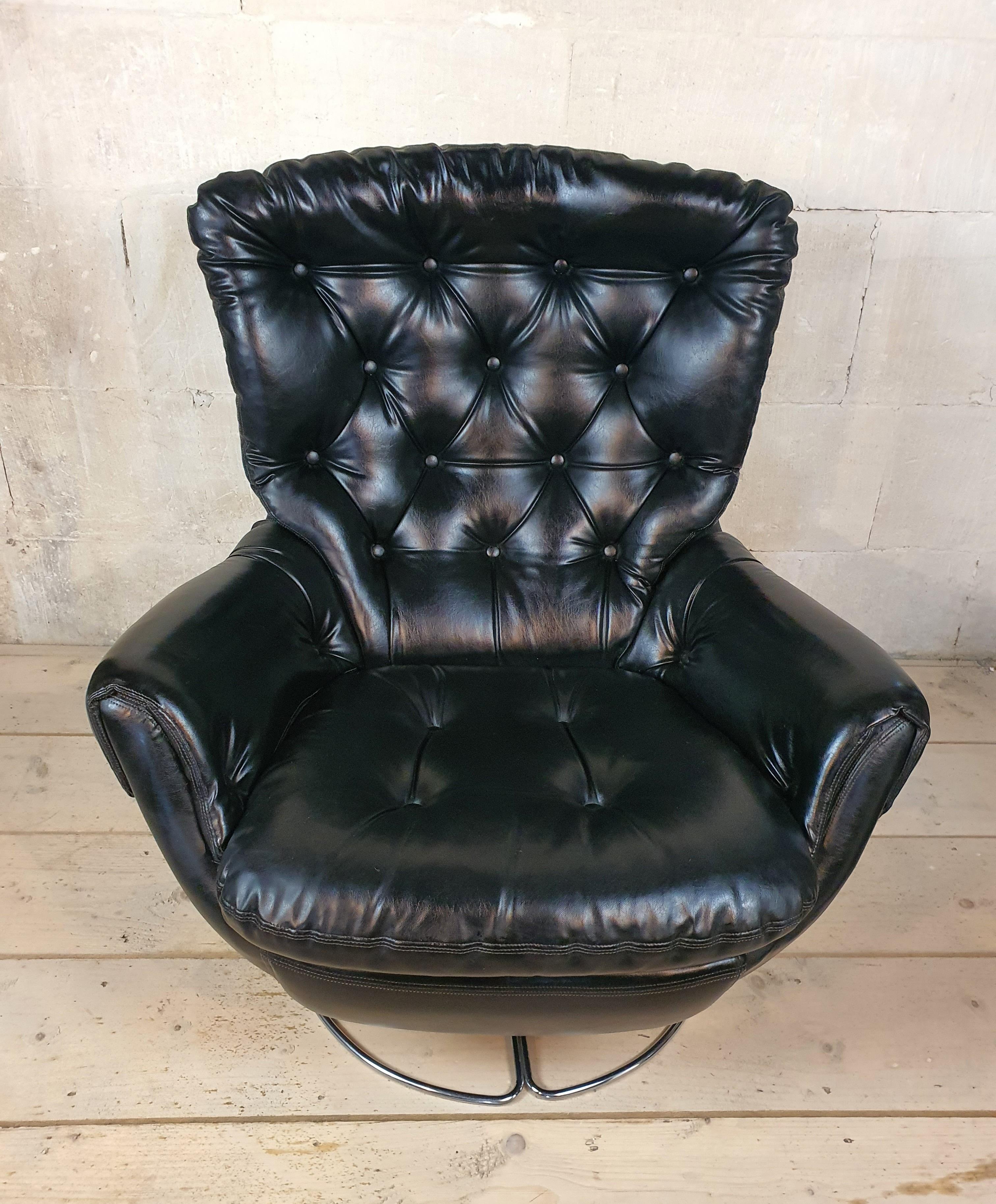 Wonderful James Bond type 1970's chair, super comfy and stylish, near mint, vinyl faux leather buttoned covering, unusual steel frame, spins 360 degrees, a little squeeky getting out. Seat is 55 cm deep and 85 cm deep to the back.
