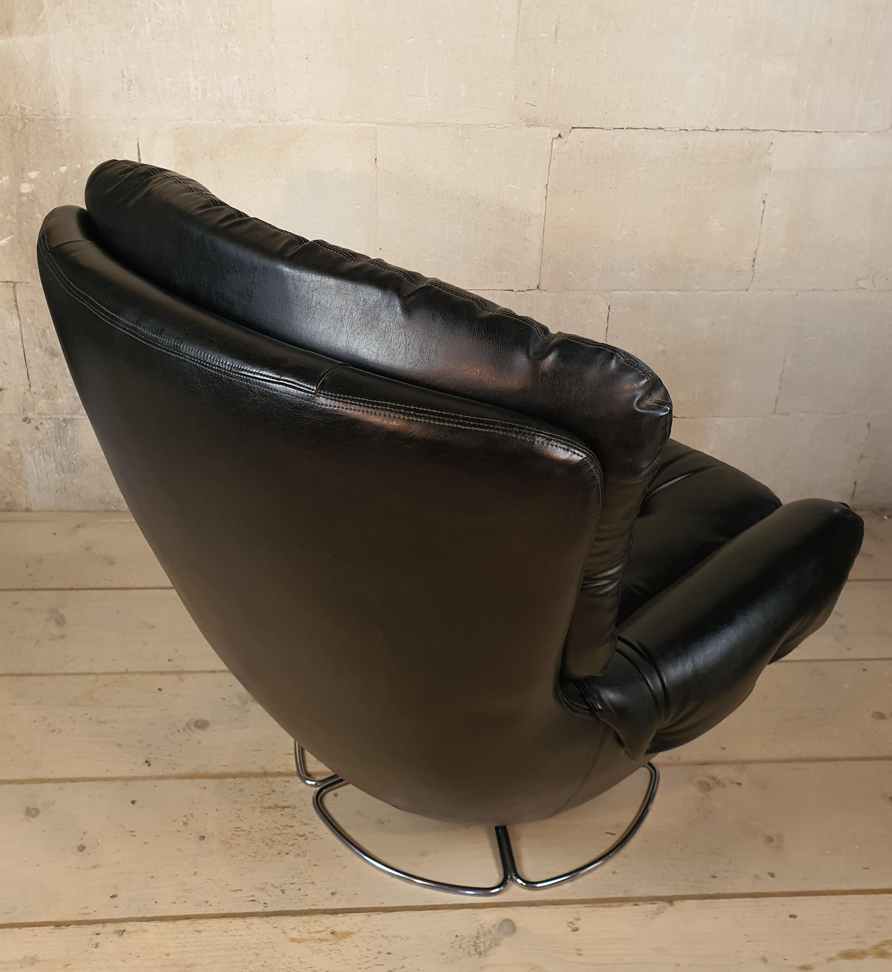 Mid-Century Modern Schreiber Swivel 'Blofeld' James Bond Style Chair For Sale