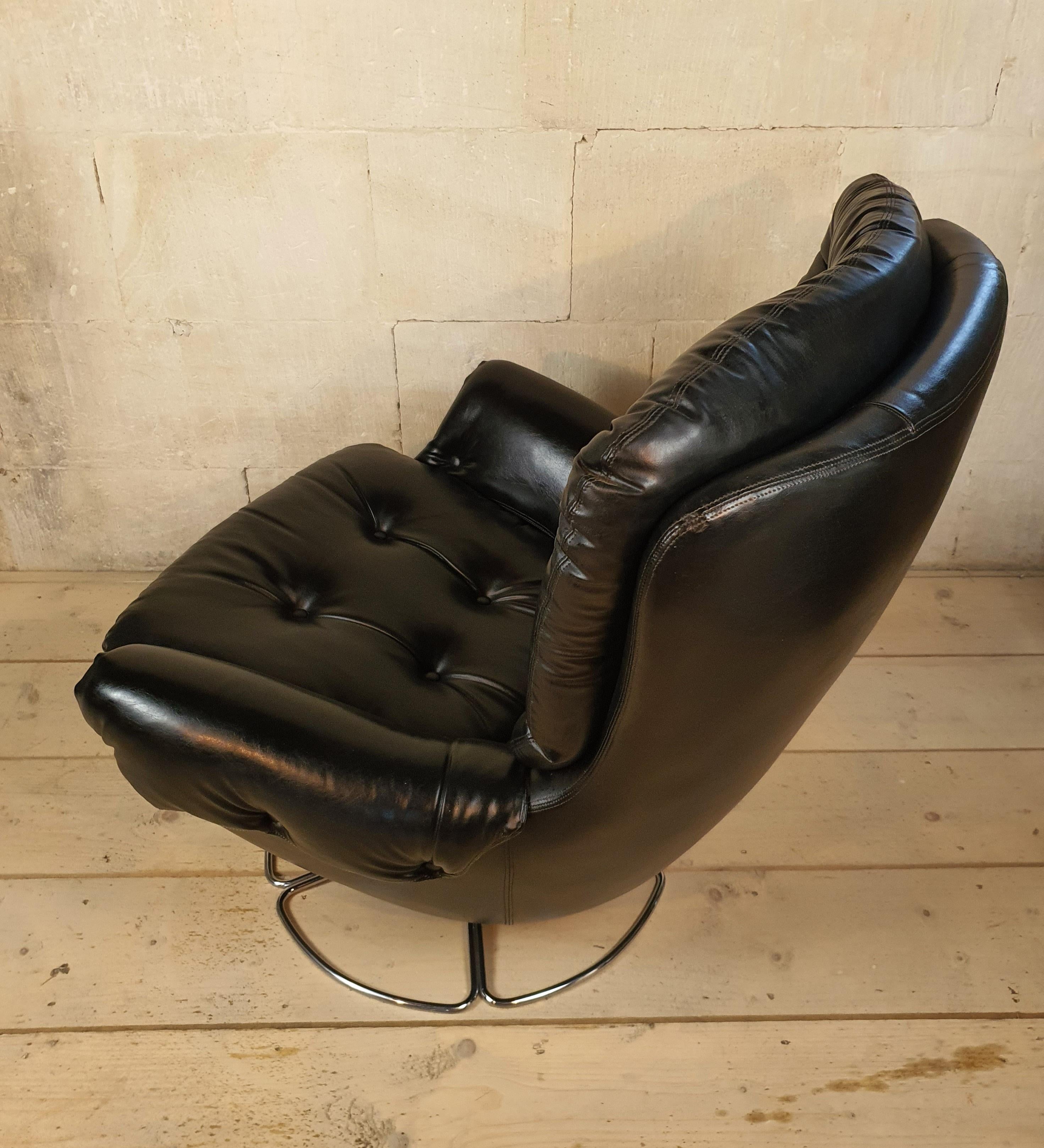 Schreiber Swivel 'Blofeld' James Bond Style Chair In Excellent Condition For Sale In Cheltenham, GB