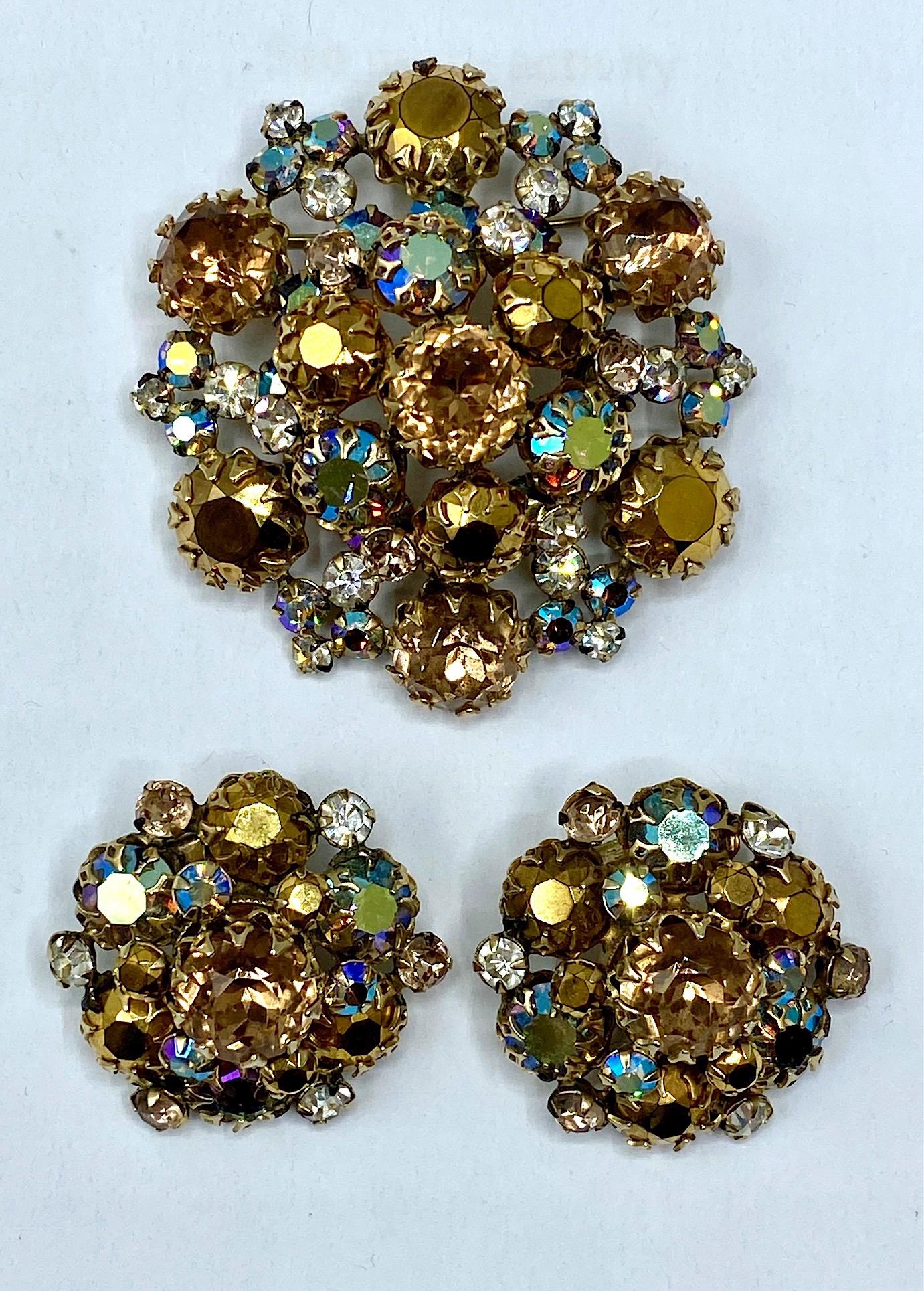 Superbe ensemble de broches et de boucles d'oreilles en strass des années 1950, réalisé par la célèbre société de bijoux en strass Schreiner de New York. Ils étaient célèbres pour leurs designs uniques et leurs combinaisons de couleurs innovantes.