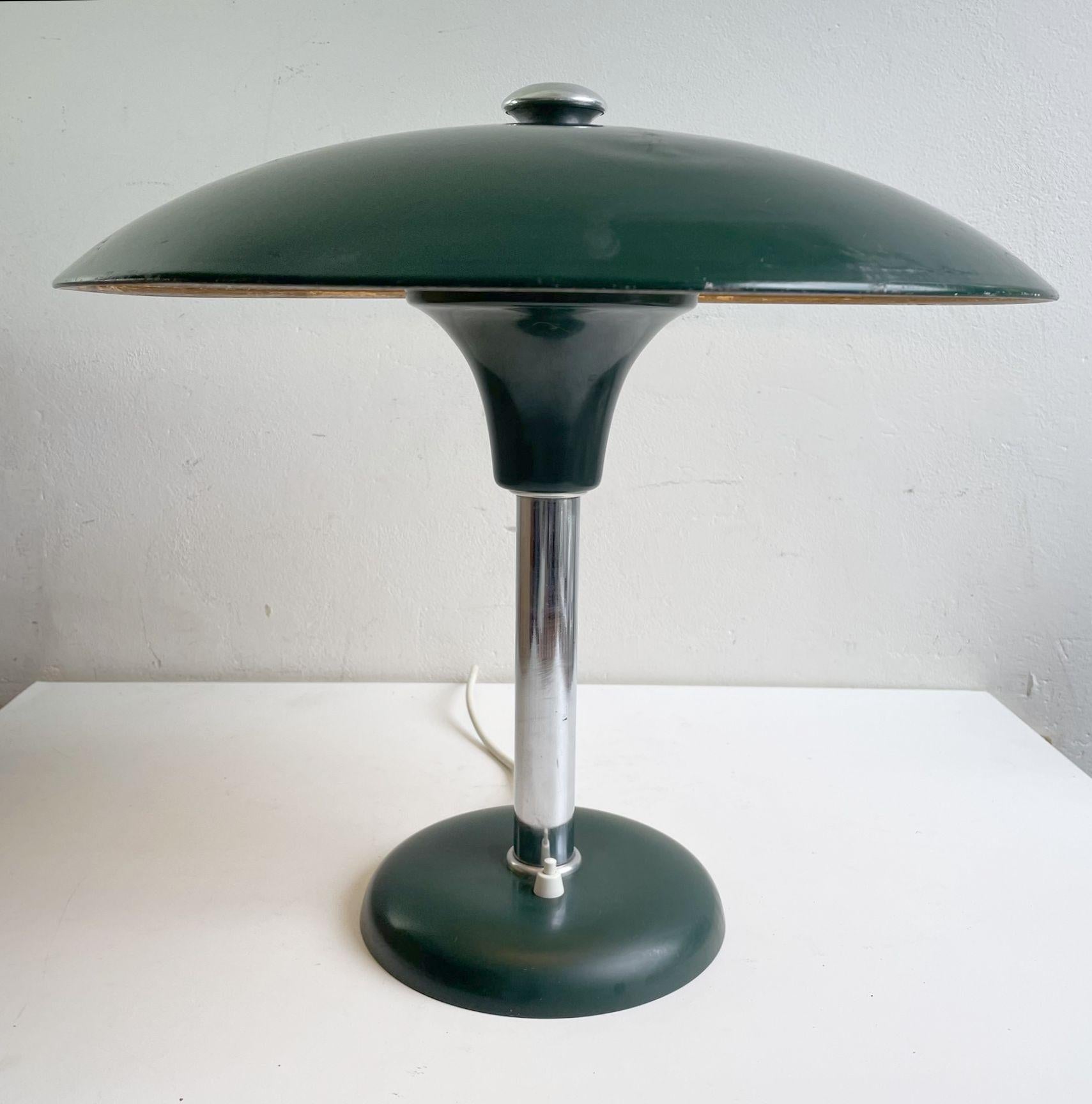 Schröder 2000 table or desk lamp by Max Schumacher for Werner Schröder Lobenstein. Clean, functional design in Bauhaus Style. The lamp is in good, working condition with some usage traces on the original green lacquer and a slightly dented shade,
