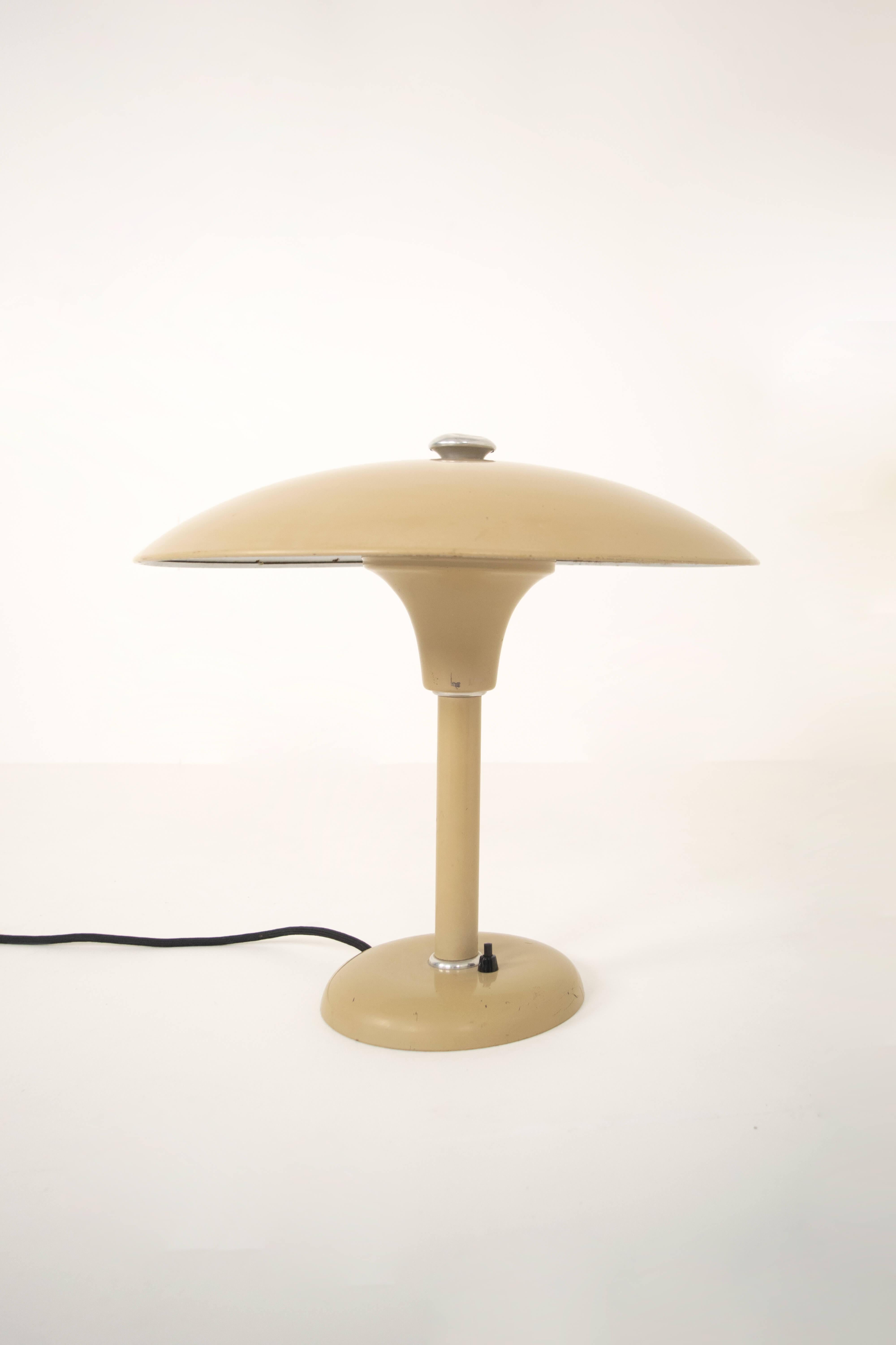 Schröder 2000 table or desk lamp by Max Schumacher from Germany. This lamp is designed by Max Schumacher in 1934 and manufactured by Werner Schröder in Lobenstein. This lamp is truly in the Bauhaus style and has a very clean and functional design.
