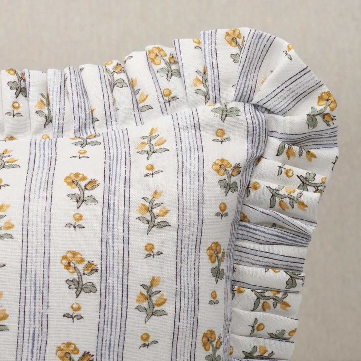 Questo cuscino è caratterizzato dal motivo Cabanon Stripe con una finitura a frange. Una classica combinazione di fiori e strisce, questo delicato disegno in scala ridotta ha un delizioso aspetto stampato a mano. Il tessuto Cabanon Stripe in color