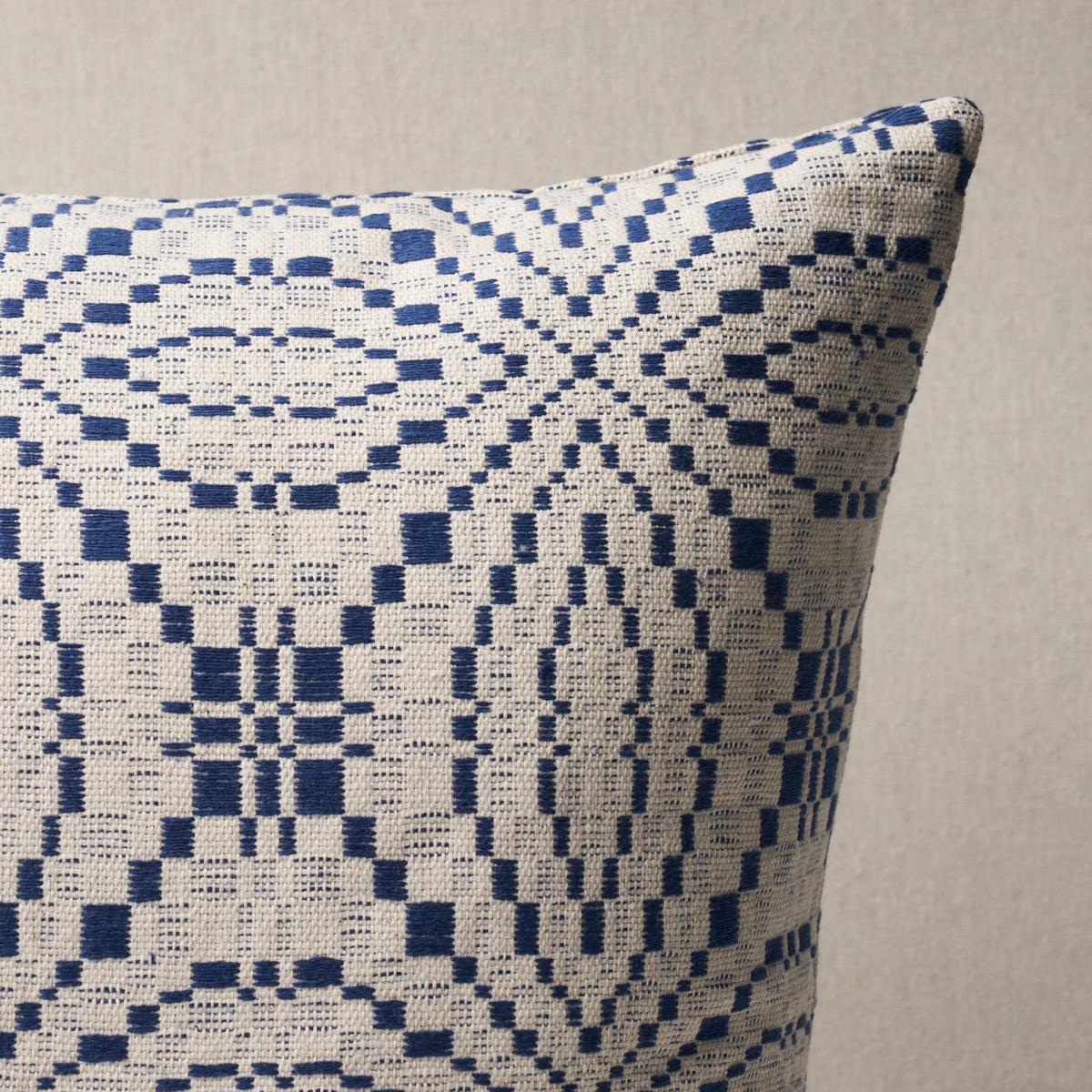 Questo cuscino è caratterizzato dal copriletto Francestown con finitura a lama. Tessuto su un telaio tradizionale a mano, il copriletto Francetown in blu presenta un popolare motivo geometrico del XVIII secolo che si adatta perfettamente agli