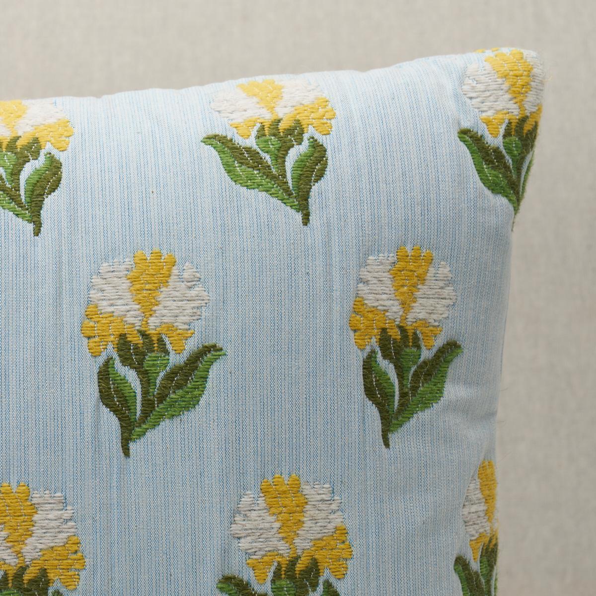 Cet oreiller est orné d'un motif floral Rosina avec une finition en bord de couteau. Doté d'un motif unique de boutons de rose tissés, Rosina Floral en bleuet est un motif dimensionnel attrayant à l'aspect brodé.  L'oreiller comprend une garniture