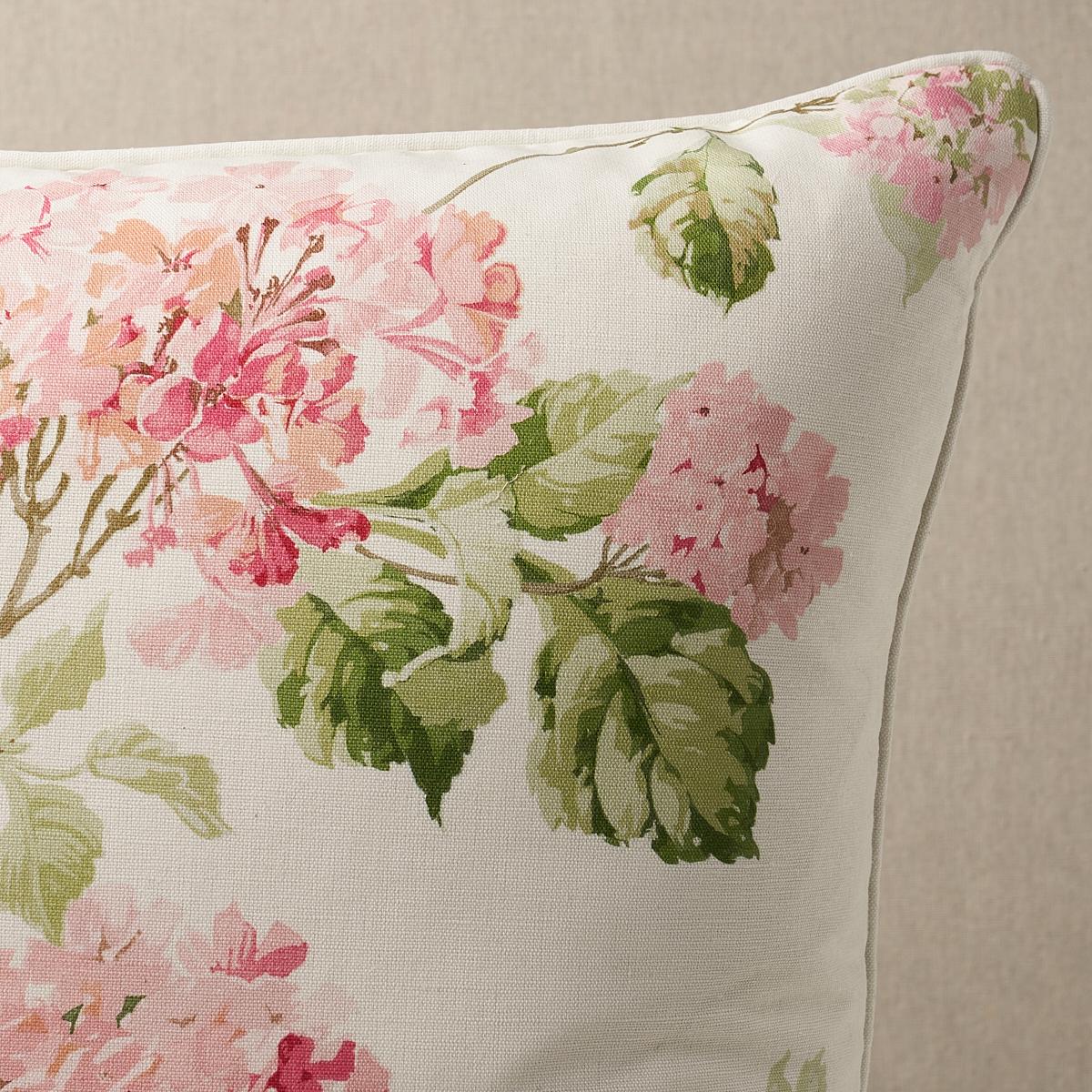 Cet oreiller est orné d'hortensias d'été et d'une finition par passepoil. Un floral classique à l'aspect pictural, l'hortensia d'été en blush est magnifiquement imprimé sur un fond de coton-linen doux et texturé.  L'oreiller comprend une garniture