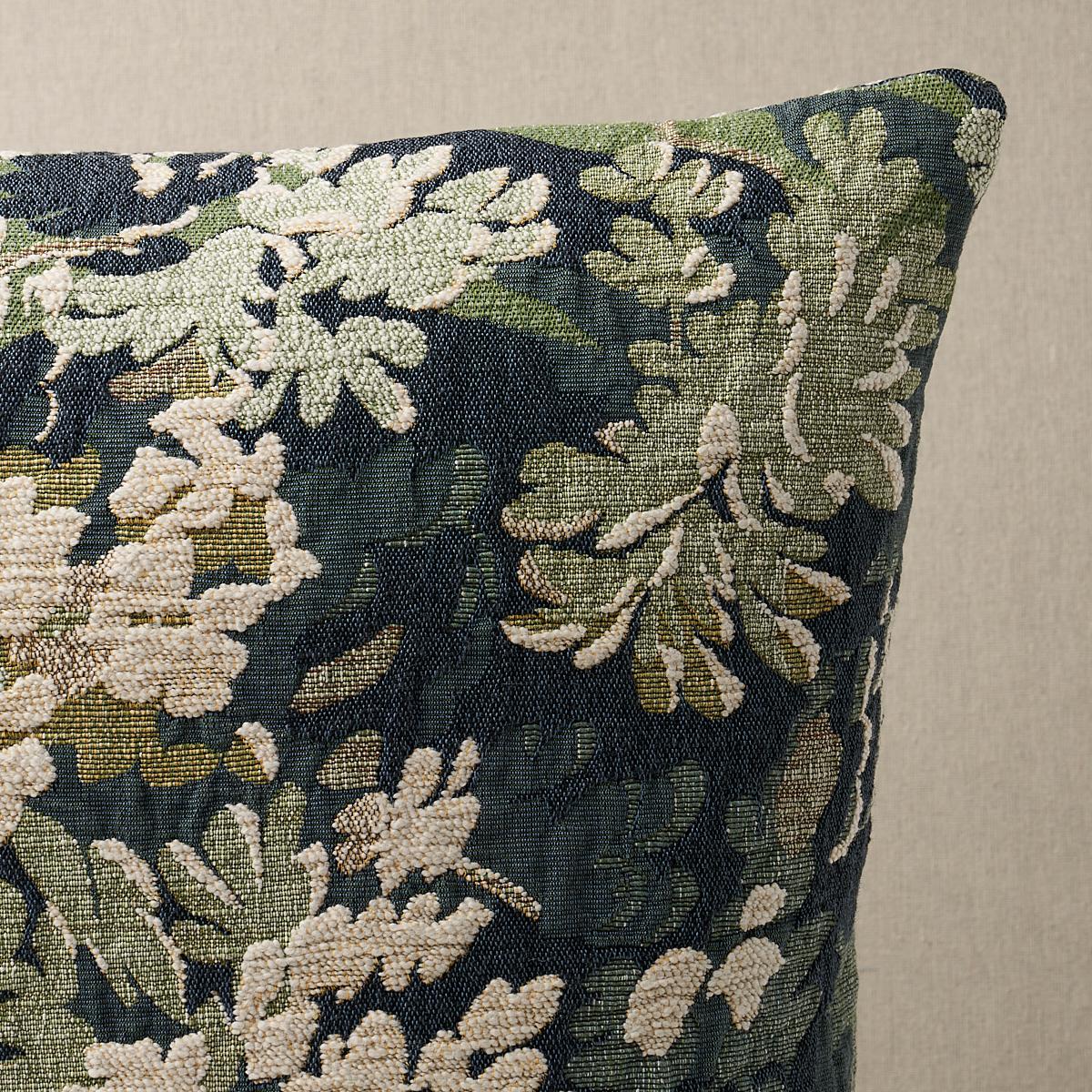 Cet oreiller présente une tapisserie Verdure avec une finition en bord de couteau. Inspirée d'un ancien paravent français et basée sur des dessins réalisés à la main dans notre Studio, la tapisserie Verdure en paon est un luxuriant motif de