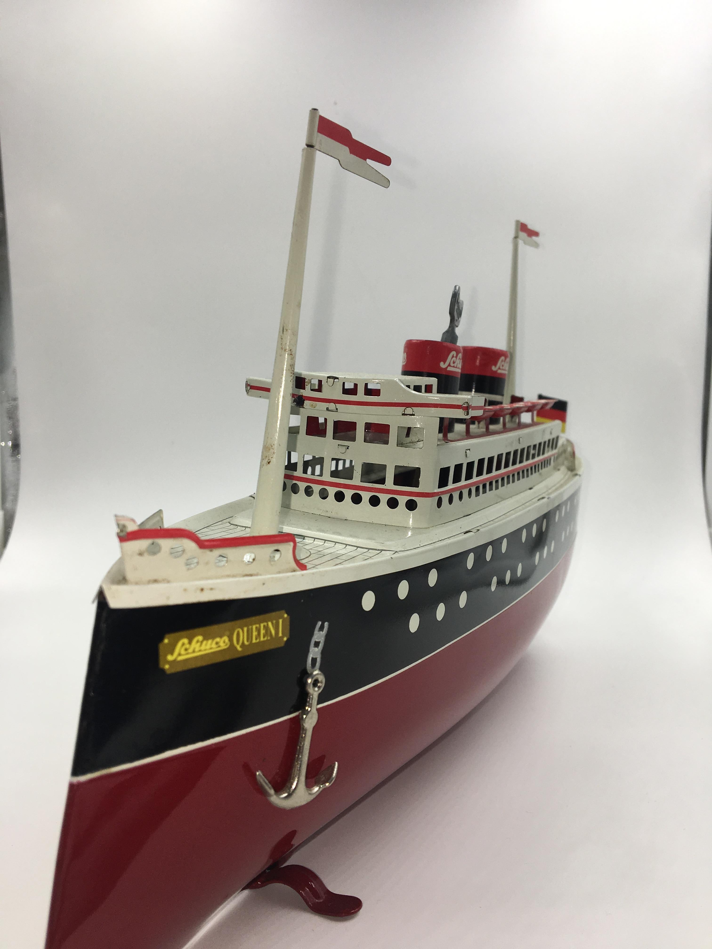 Tin toys for collectors in very good condition with the poles, flags and key.
Schuco Queen I, steam ship represents a typical passenger steam ship of the 1930s and has been handcrafted. The 28 cm long ship swims and has a long-running strong spring