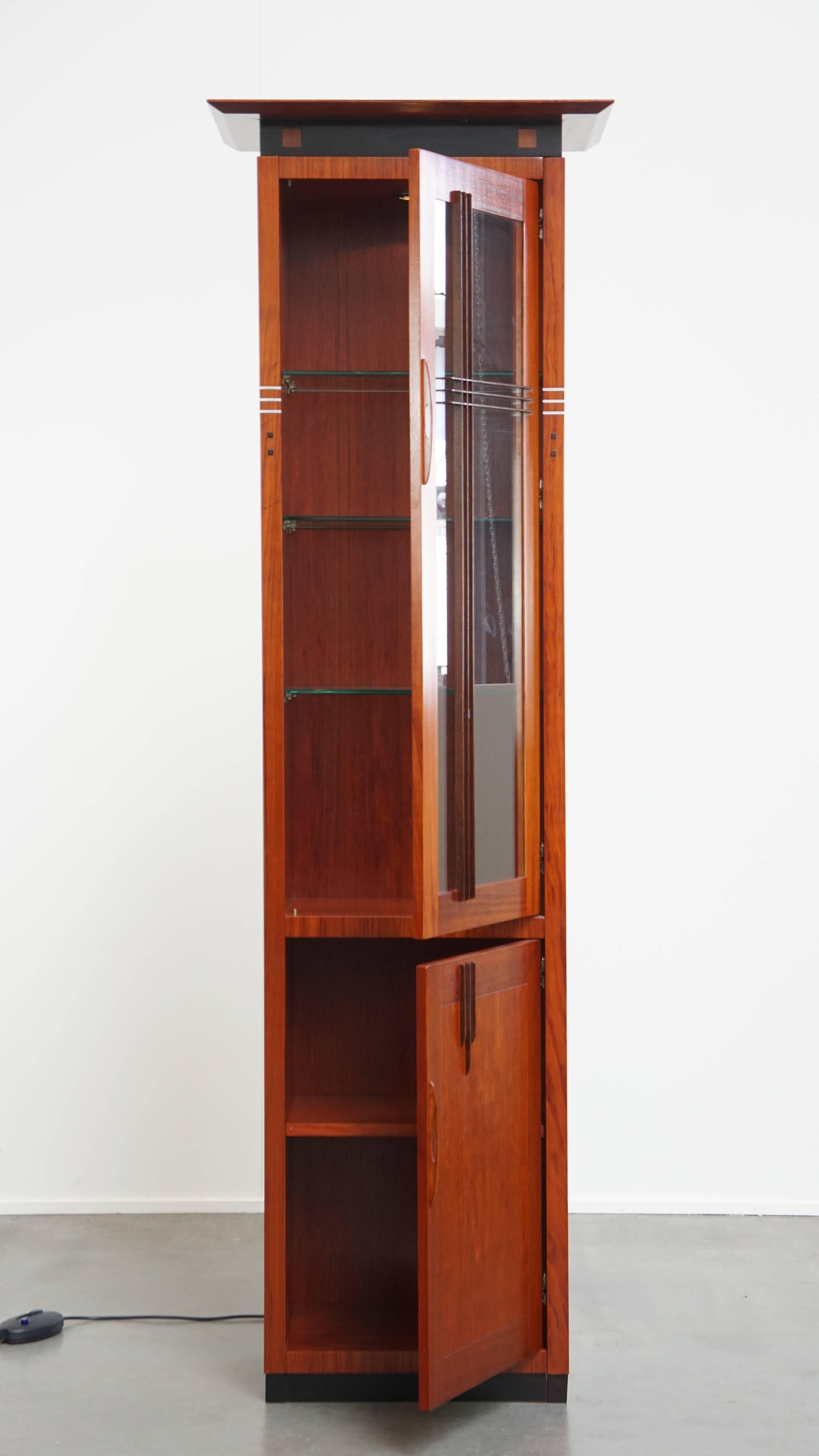 Angeboten wird diese atemberaubende Art Deco-Vitrine von Schuitema mit integrierter Beleuchtung aus der berühmten Decoforma-Serie. 

Dieses schöne Stück stammt von der niederländischen Spitzenmarke Schuitema, die für ihre außergewöhnliche