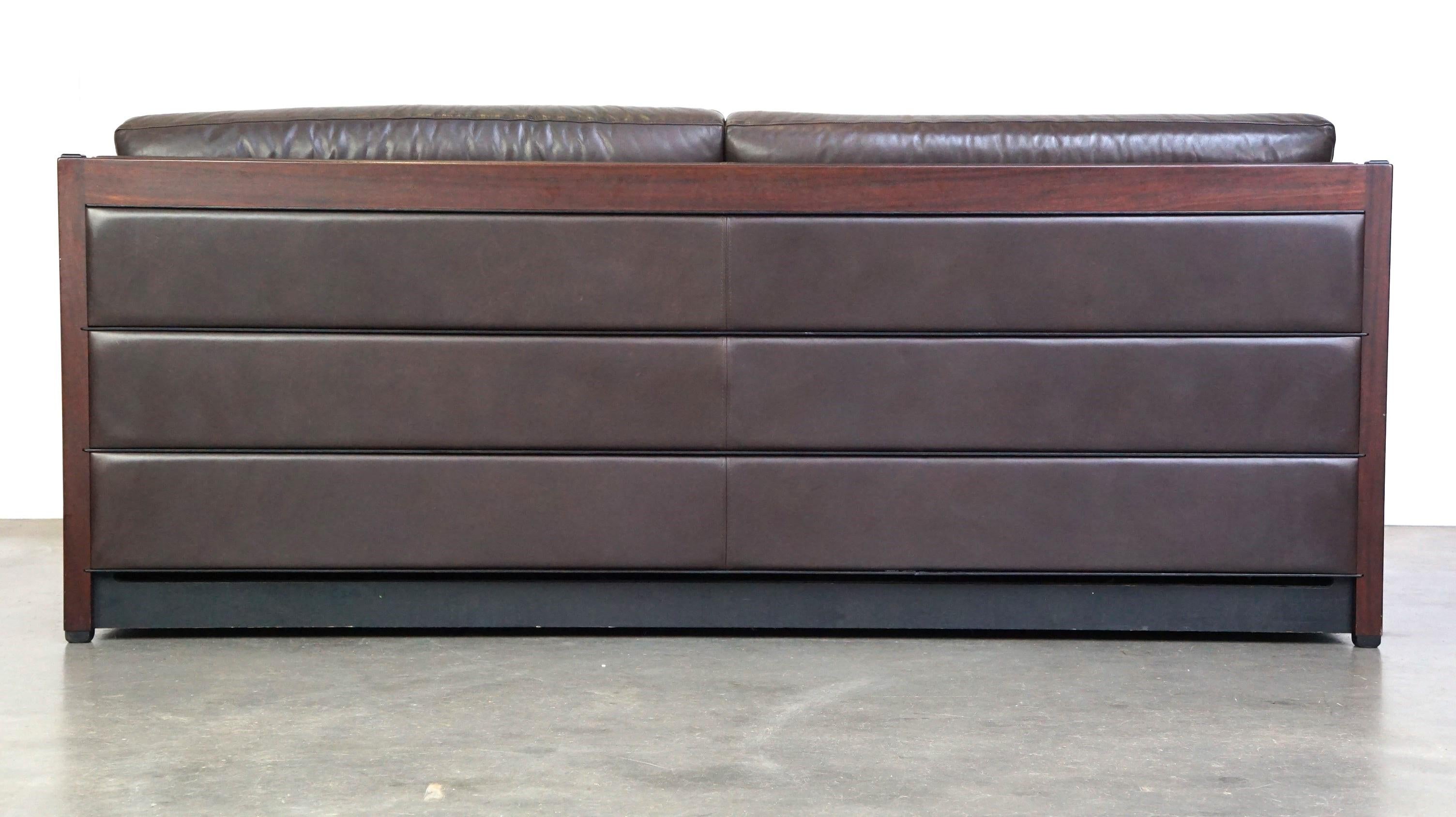 Fait main Schuitema Art Deco, canapé design 2,5 places en cuir, modèle Baldwin, Brown foncé en vente