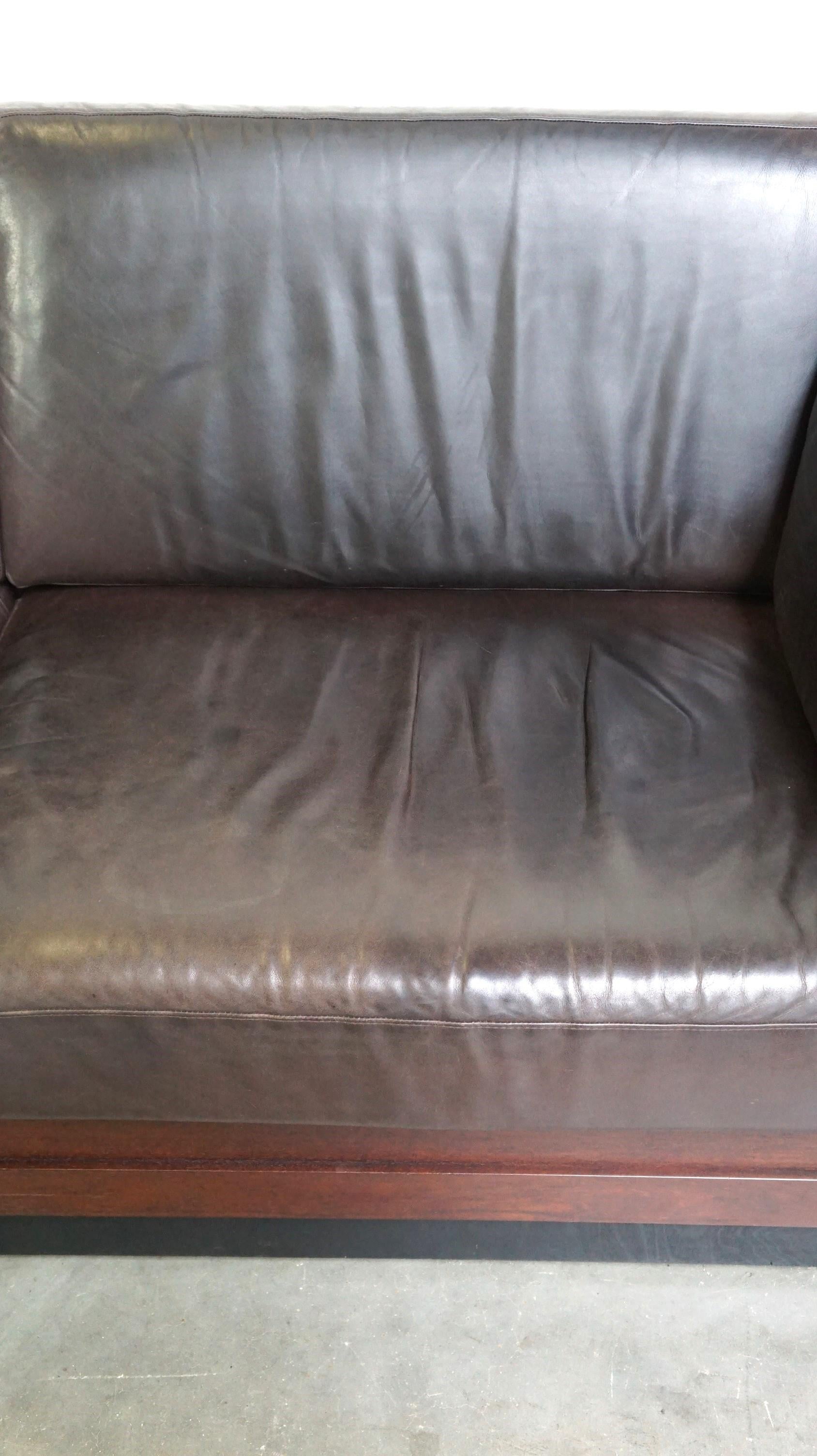 Cuir de vache Schuitema Art Deco, canapé design 2,5 places en cuir, modèle Baldwin, Brown foncé en vente