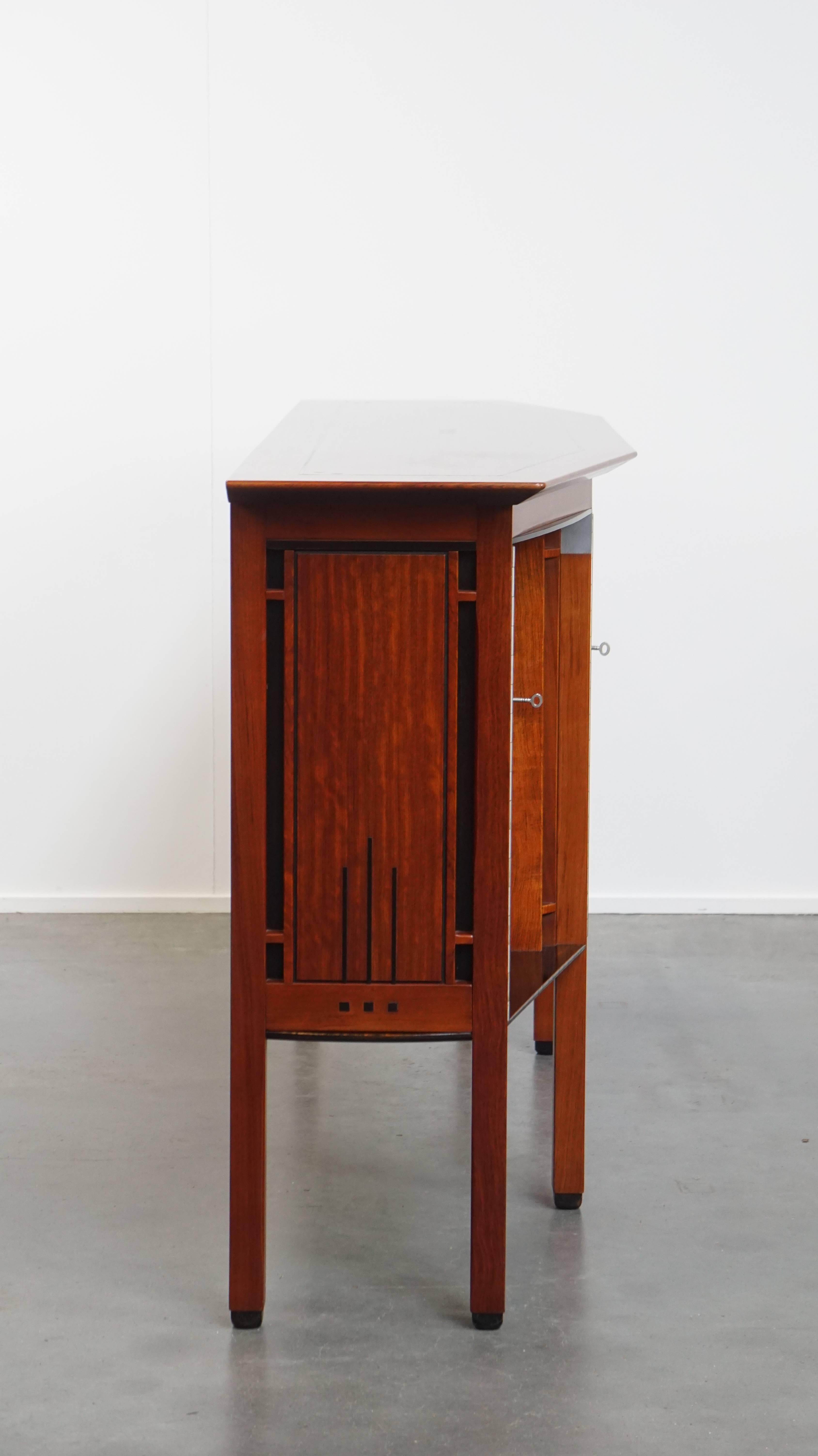 Offered here is this luxurious Schuitema Art Deco sideboard from the Decoforma series, in very good condition. 

This well-preserved Art Deco sideboard is made by the renowned Dutch brand Schuitema and comes from their distinguished Decoforma