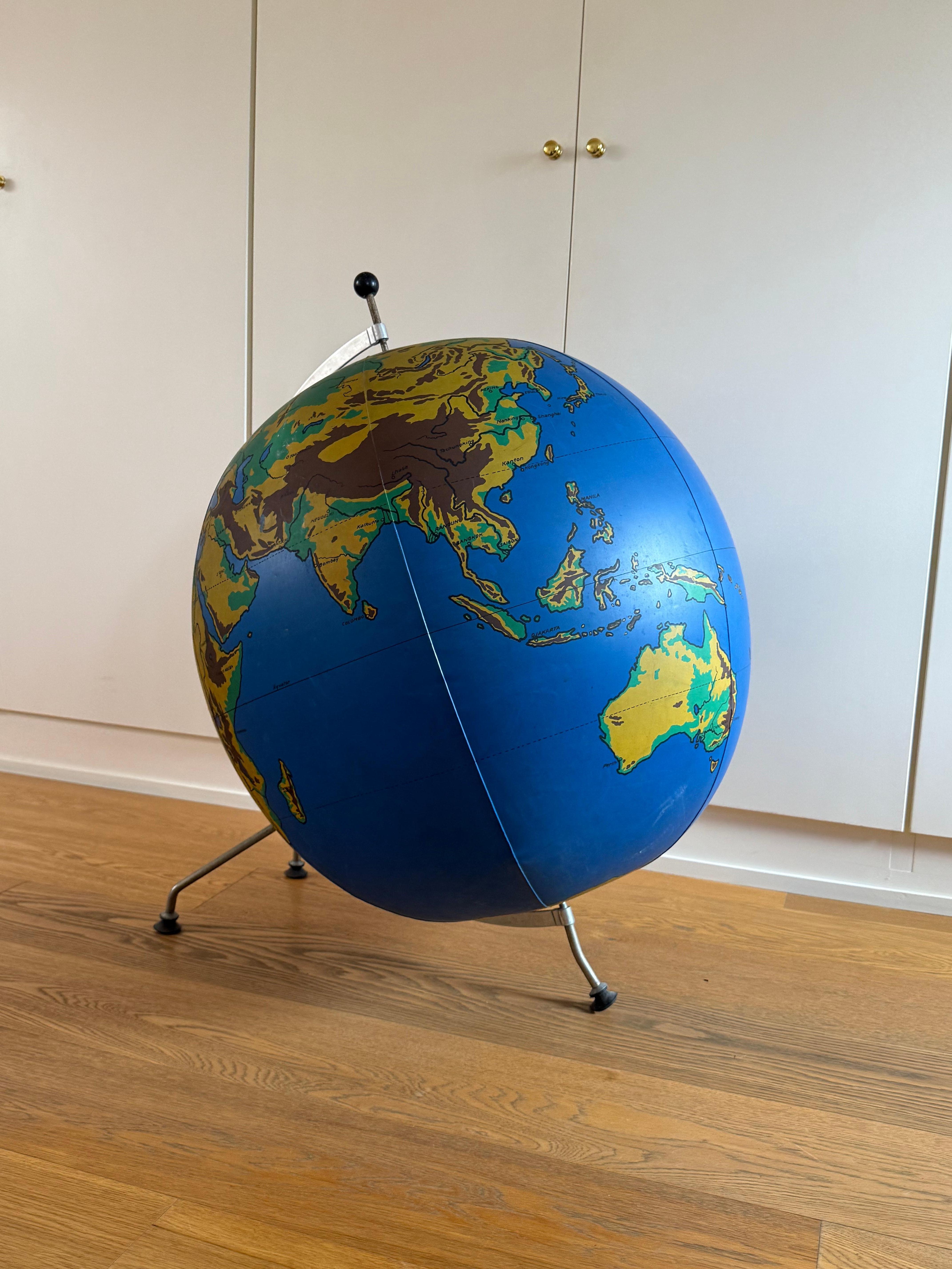 Schul Knickmann, globe physique gonflable au sol sur trépied, Allemagne, années 1950 en vente 3