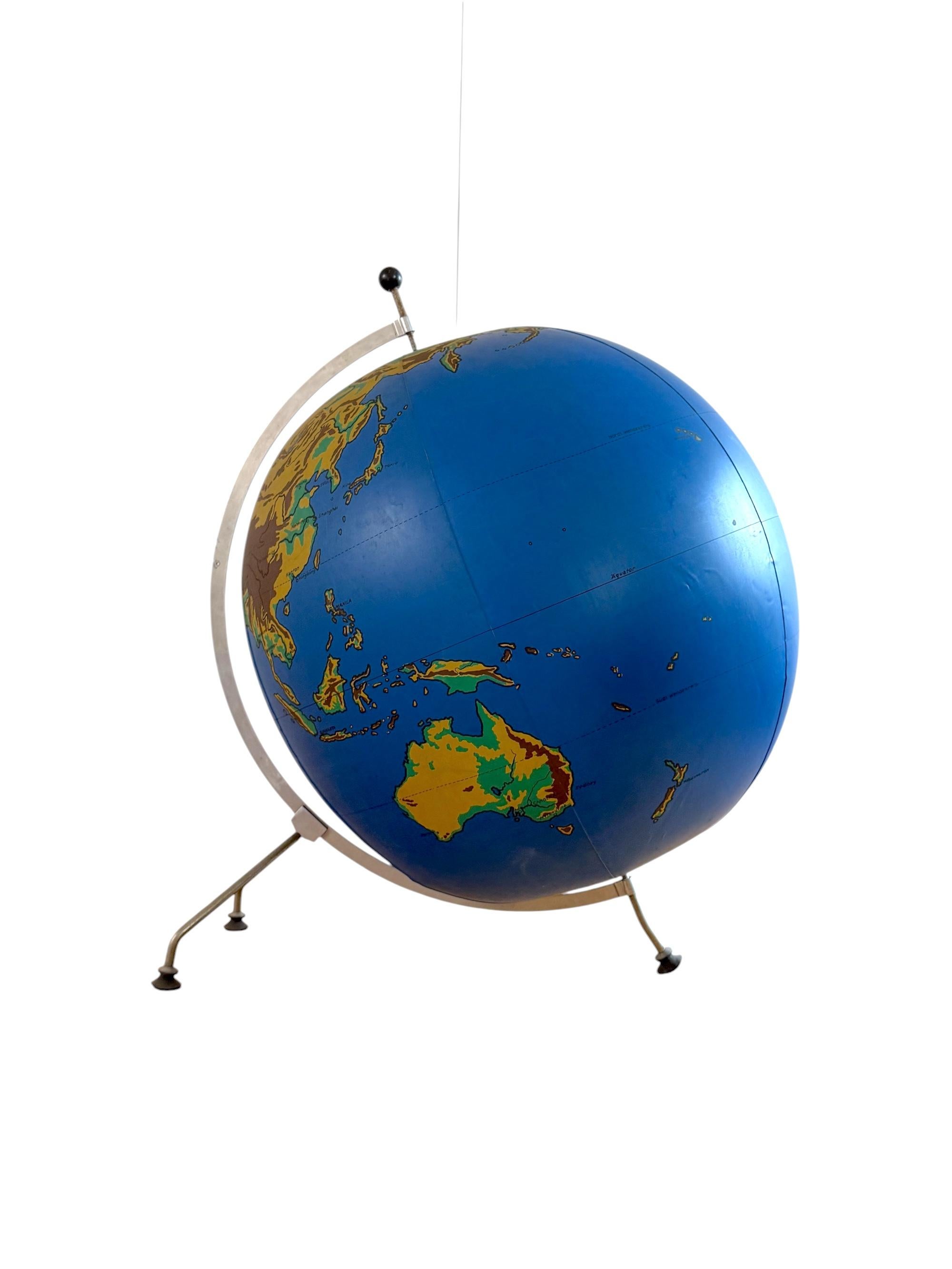Rare globe physique gonflable sur trépied Hambourg, Allemagne années 1950

Métal, vinyle

Base asymétrique à trois pieds en aluminium 

H 90 cm - 63 cm diam.

État : excellent, conforme à l'âge et à l'utilisation