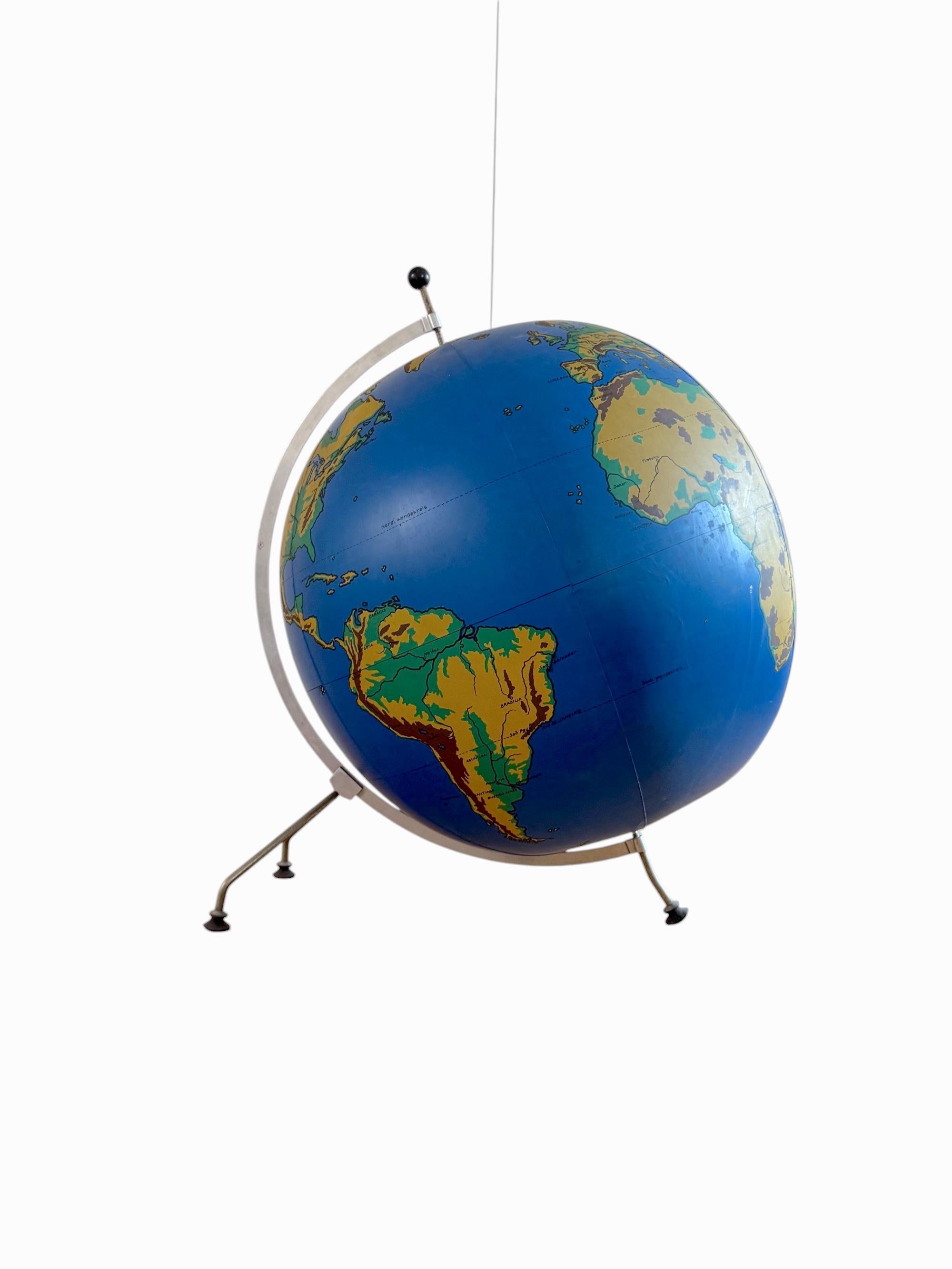 German Schul Knickmann, globe physique gonflable au sol sur trépied, Allemagne, années 1950 en vente